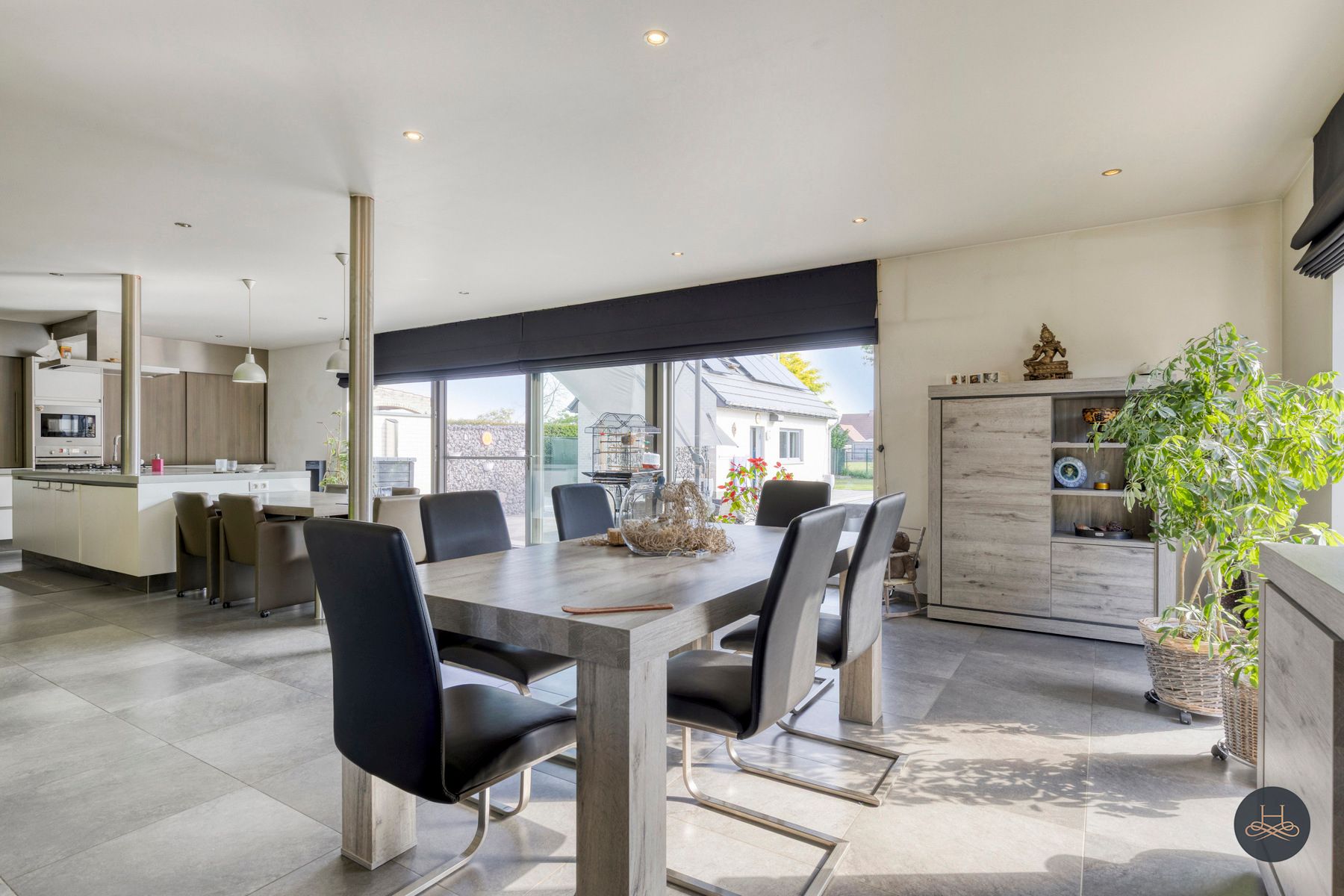 Ruime en recente woning met zwembad foto 8
