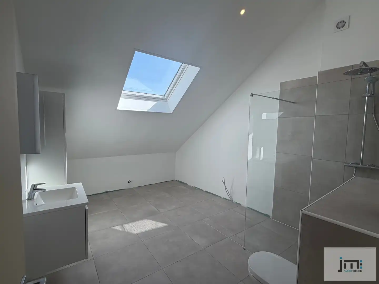 Gerenoveerd appartement met 4 slaapkamers foto 7