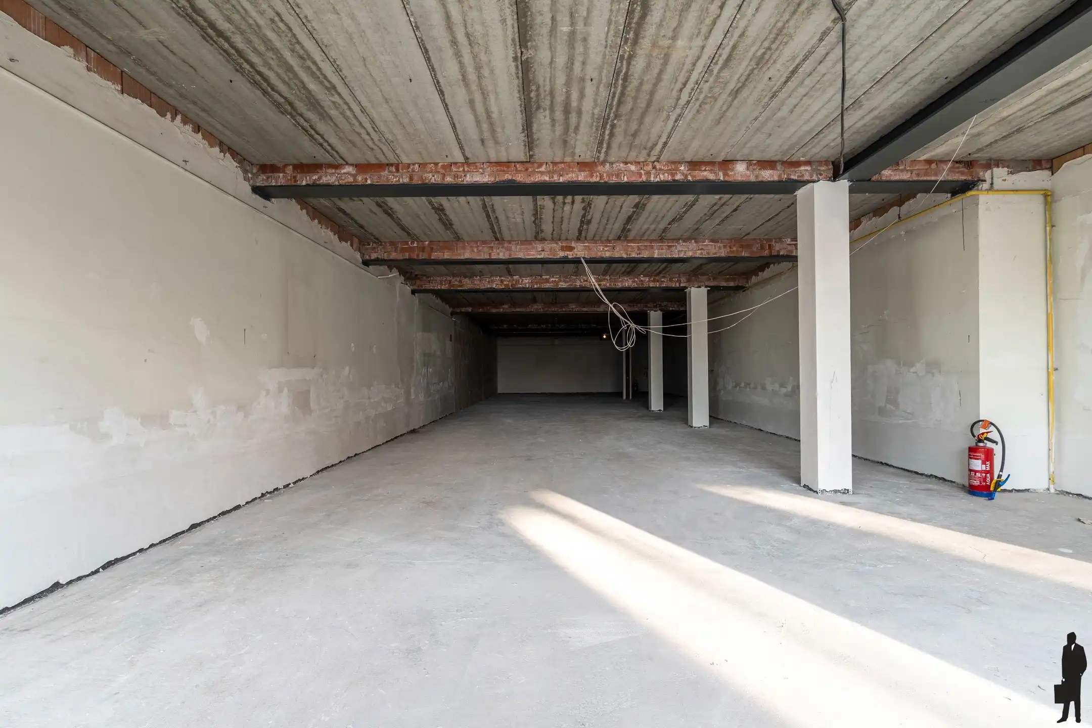 Casco handelsruimte van ca. 242 m² gelegen aan de jachthaven foto 2