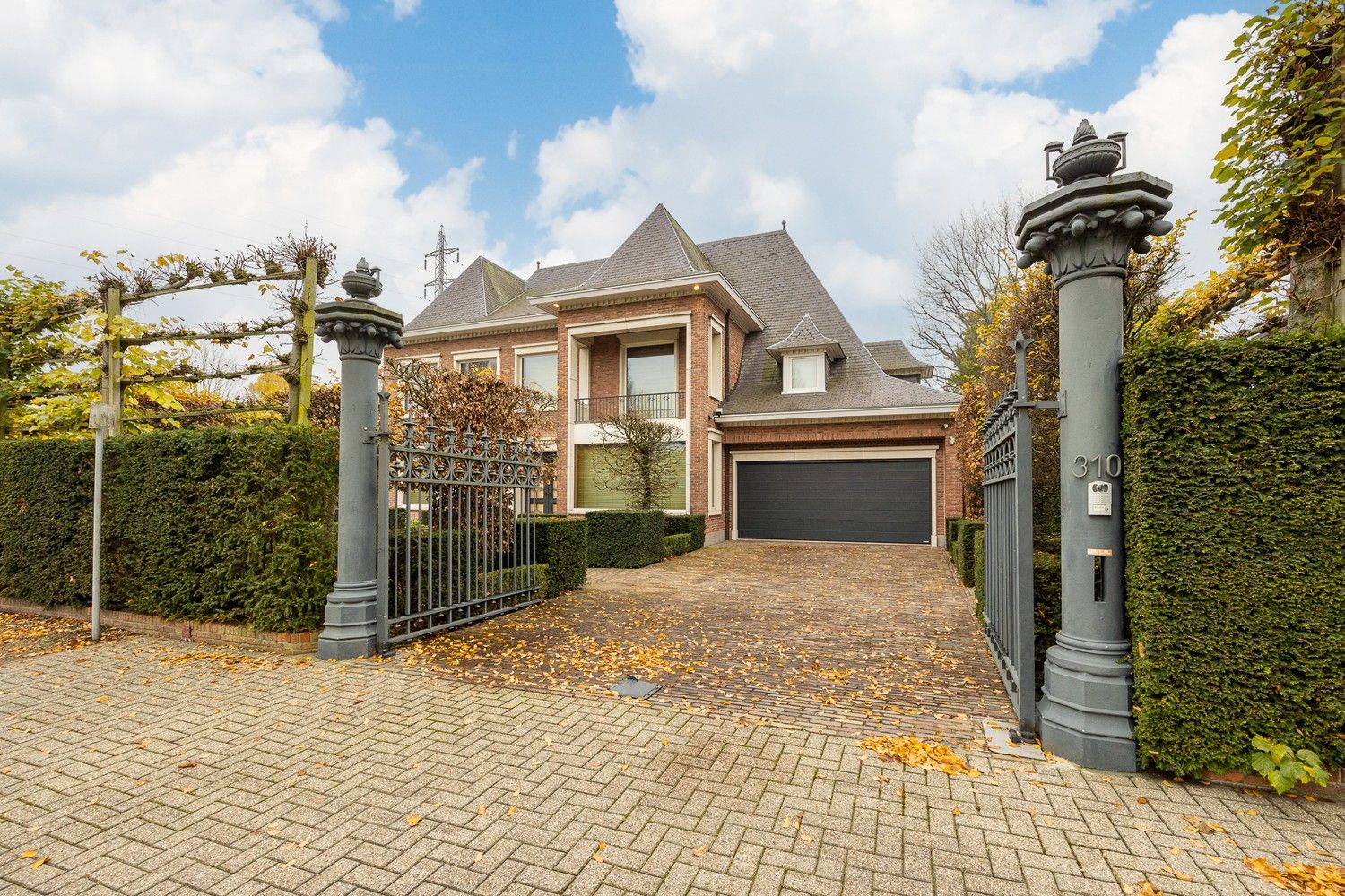 Imposante en statige villa met recente poolhouse op toplocatie. foto 1