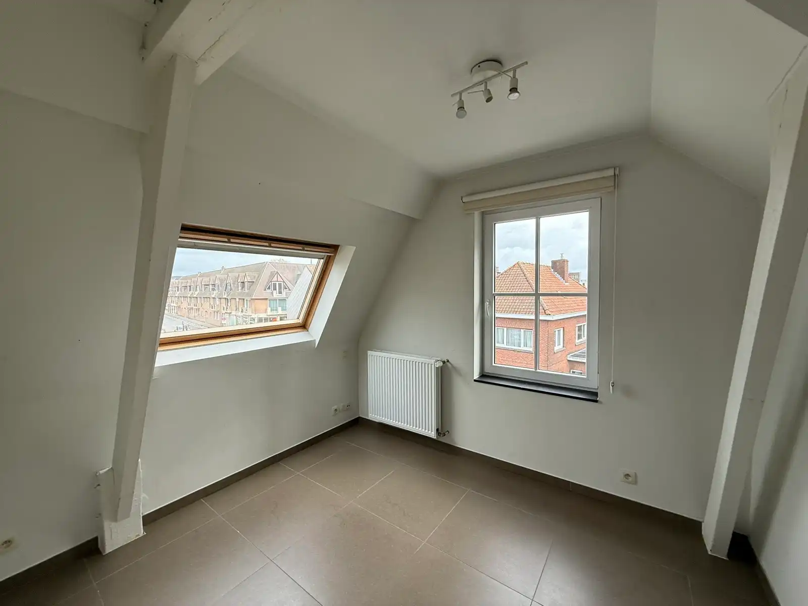 Ruim en lichtrijk duplex appartement op de eerste en tweede verdieping met groot terras in het centrum van Tielt. foto 4