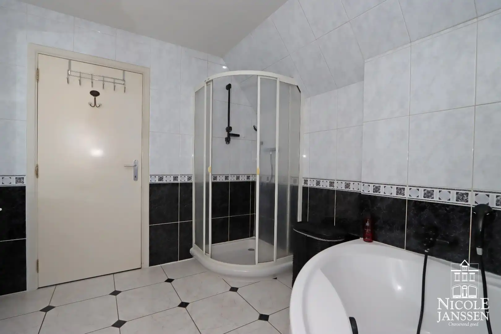 Instapklare woning met ruimte voor praktijk en mooie ingesloten tuin in Bree centrum foto 29