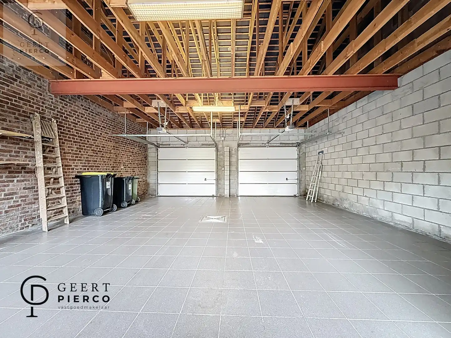 Eigentijdse woonst met ruime tuin foto 29