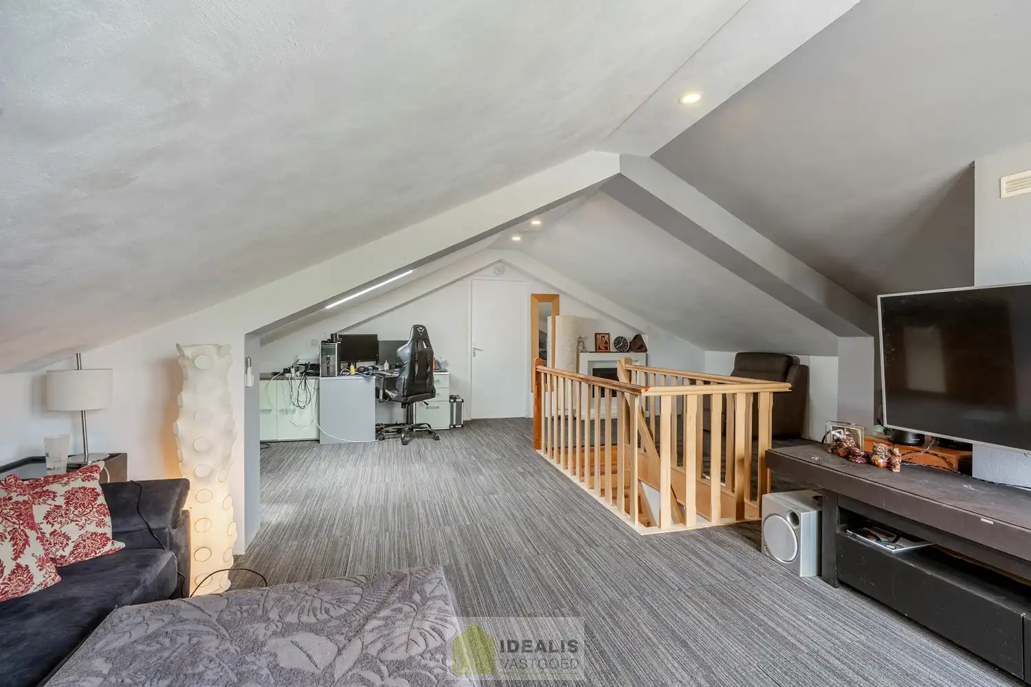 IDEALIS VASTGOED – RUIME, GERENOVEERDE EN INSTAPKLARE WONING MET 3 GELIJKVLOERSE SLAAPKAMERS, LICHTRIJKE LEEFRUIMTE MET OPEN KEUKEN ÉN AFGEWERKTE 2e VERDIEPING MET TOTALE BEWOONBARE OPPERVLAKTE VAN MAAR LIEFST +232M²!! DE WONING IS GELEGEN OP EEN KNAP PERCEEL VAN 7A 92CA IN HET GEGEERDE HERENT (PELT). Deze unieke woning omvat een ruime +-232m² netto bewoonbare oppervlakte met een gezellige woonkamer met aansluitend ruime keuken voorzien van alle comfort met aparte achterinkom/veranda, 3 slaapkamers, uitgeruste badkamer voorzien van douche en ligbad én een volledig afgewerkte 2e verdieping die fungeert als woongedeelte met eigen woonkamer, slaapkamer(s) en badkamer. De woning biedt verder een extra ruime garage, pergola, … Een unieke kans voor kandidaten op zoek naar een instapklare woning voorzien van alle luxe, ruimte en vlakbij tal van faciliteiten. foto 21