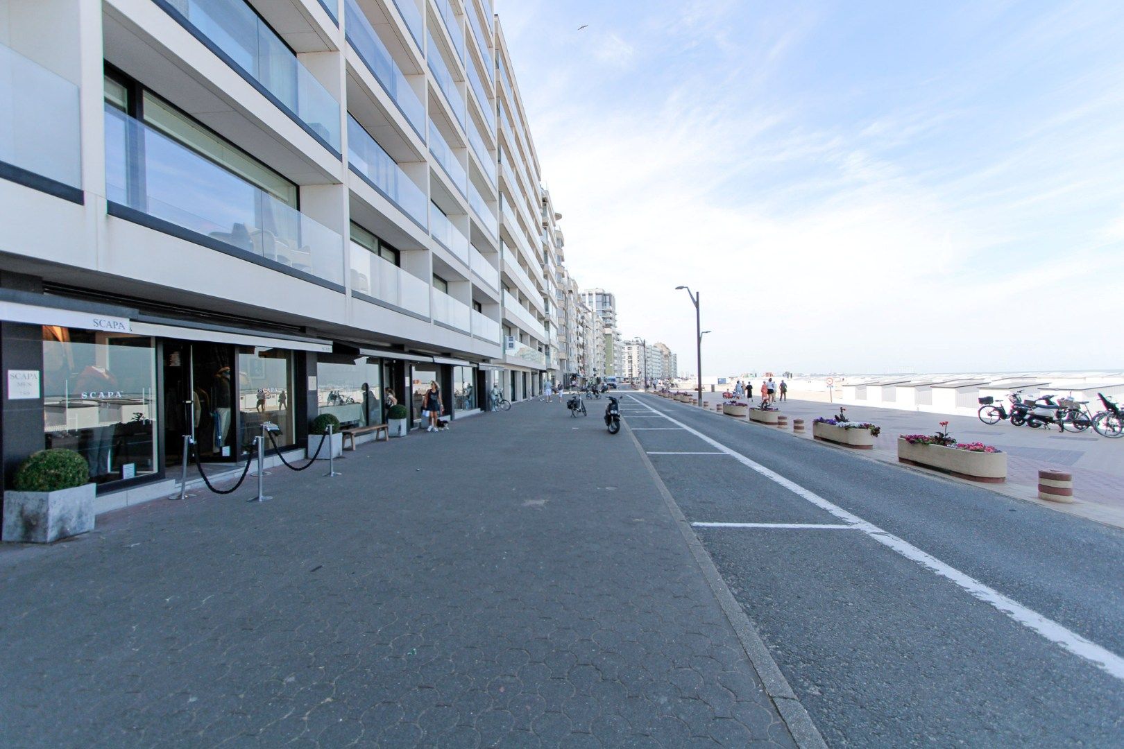 Handelsgelijkvloers met terras Zeedijk Zoute 786 te huur  foto 16