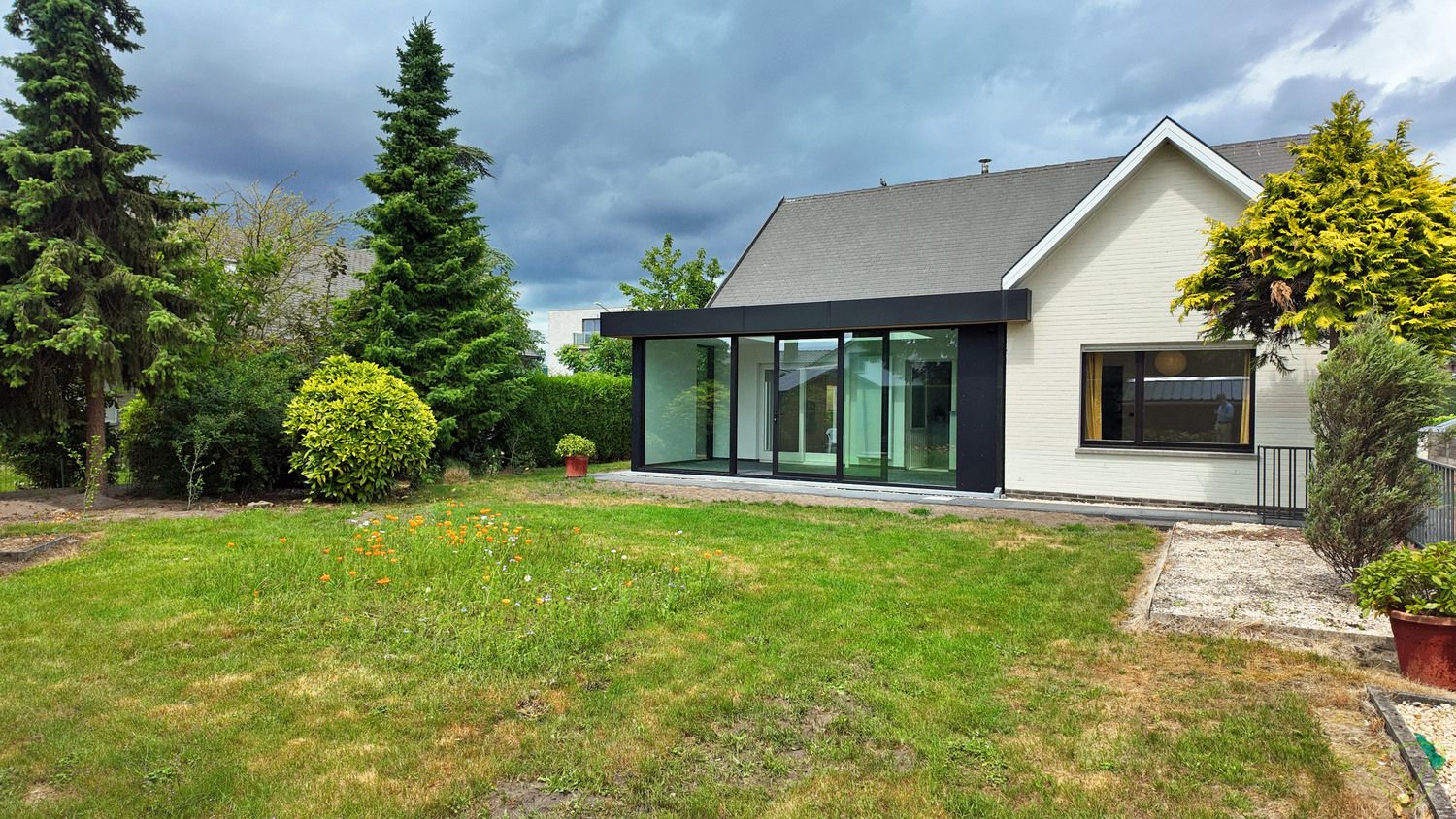 Ruime alleenstaande woning in een rustige buurt met grote tuin! foto 23