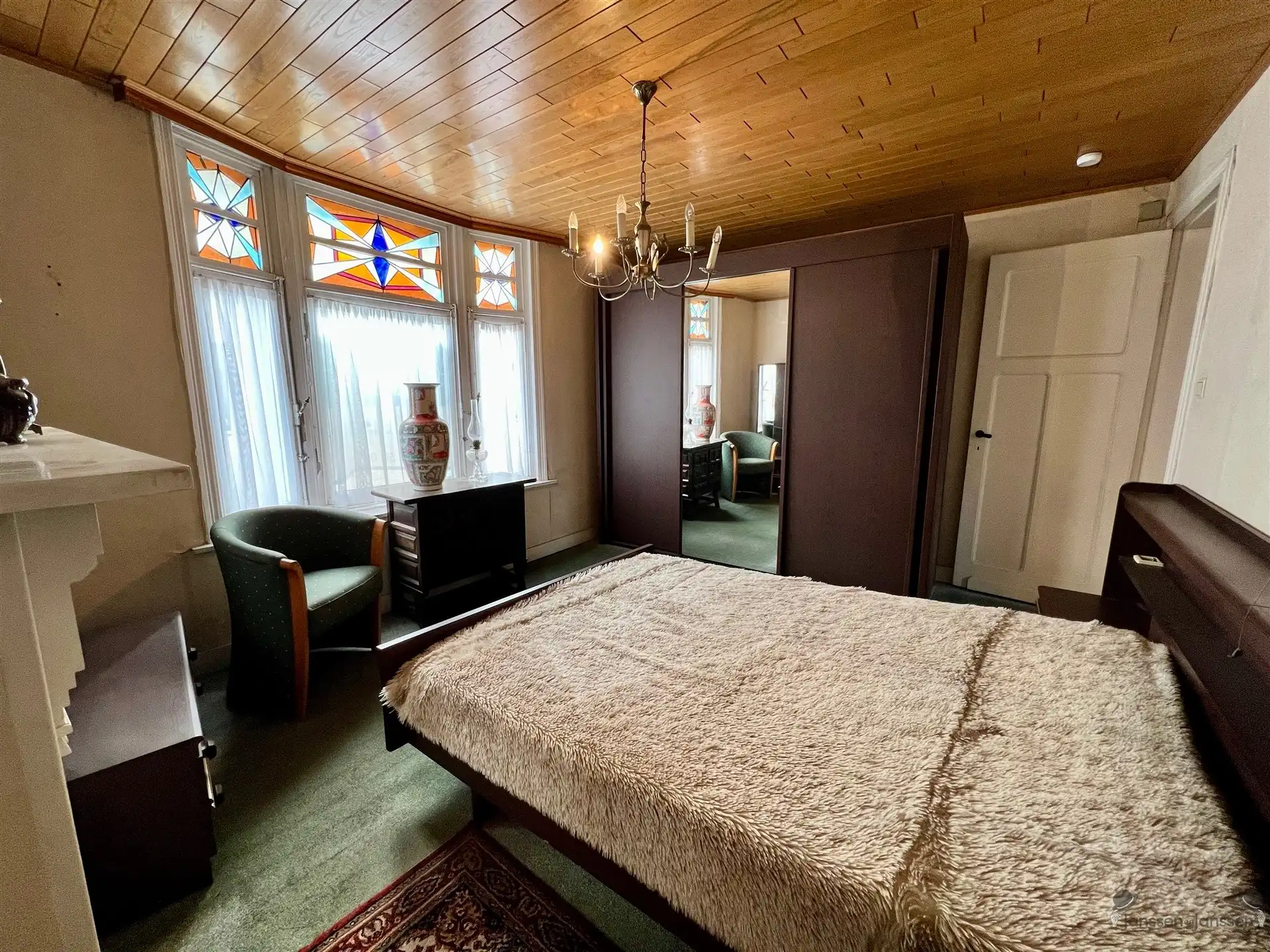 Te renoveren rijwoning met authentieke gevel foto 6