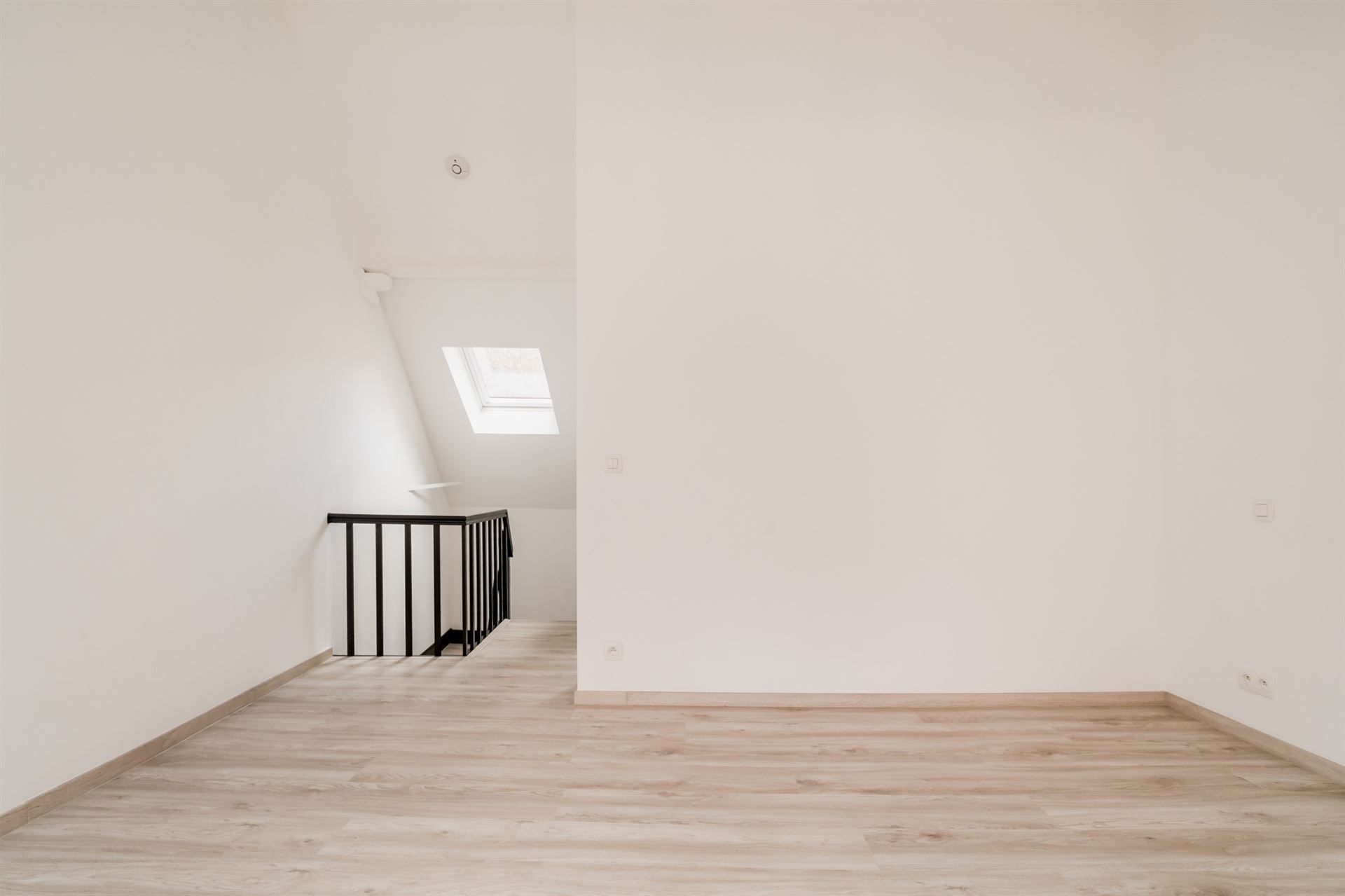 Ruime, volledig gerenoveerde woning met 3 slpk., 2 badk. & koer foto 16