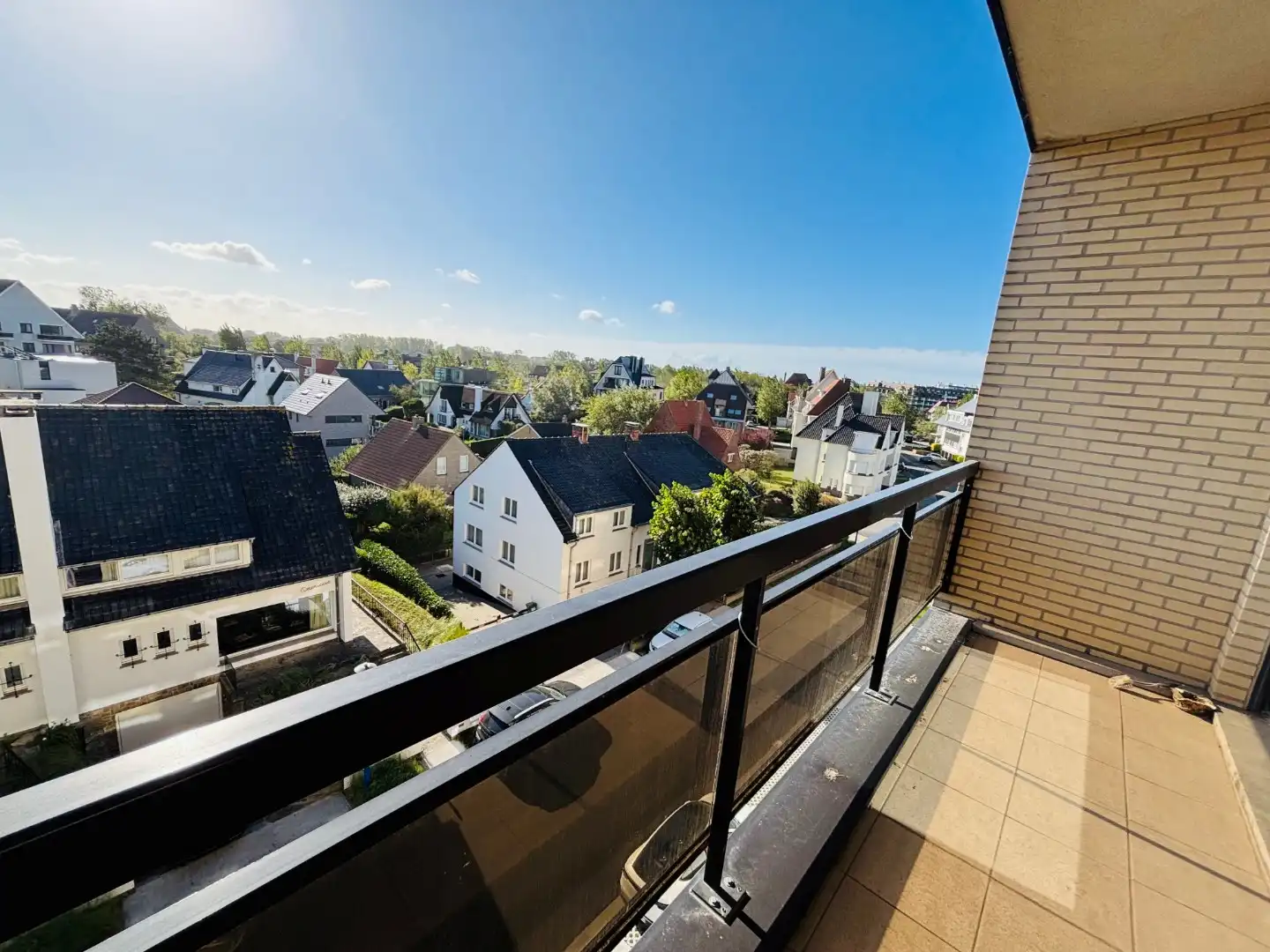 Volwaardig ruim appartement met dubbele garage op voetstap van de zeelijn foto 7