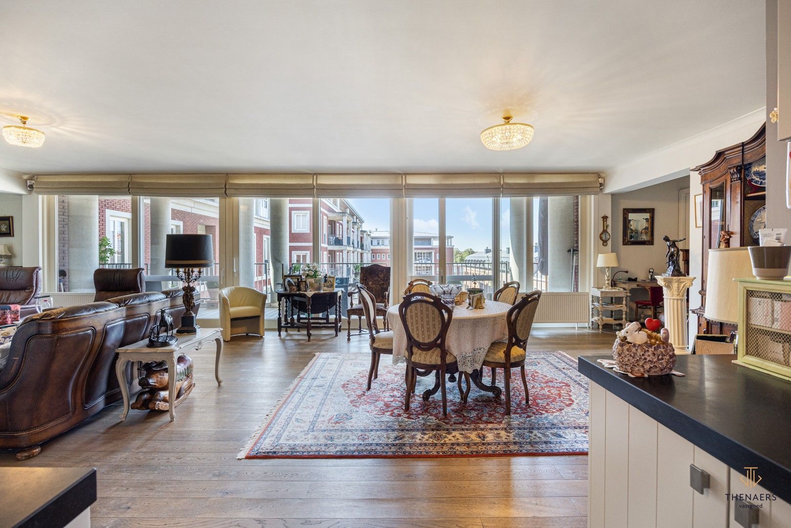 Zeer ruim appartement met 3 slaapkamers & 2 autostaanplaatsen op toplocatie. foto 7