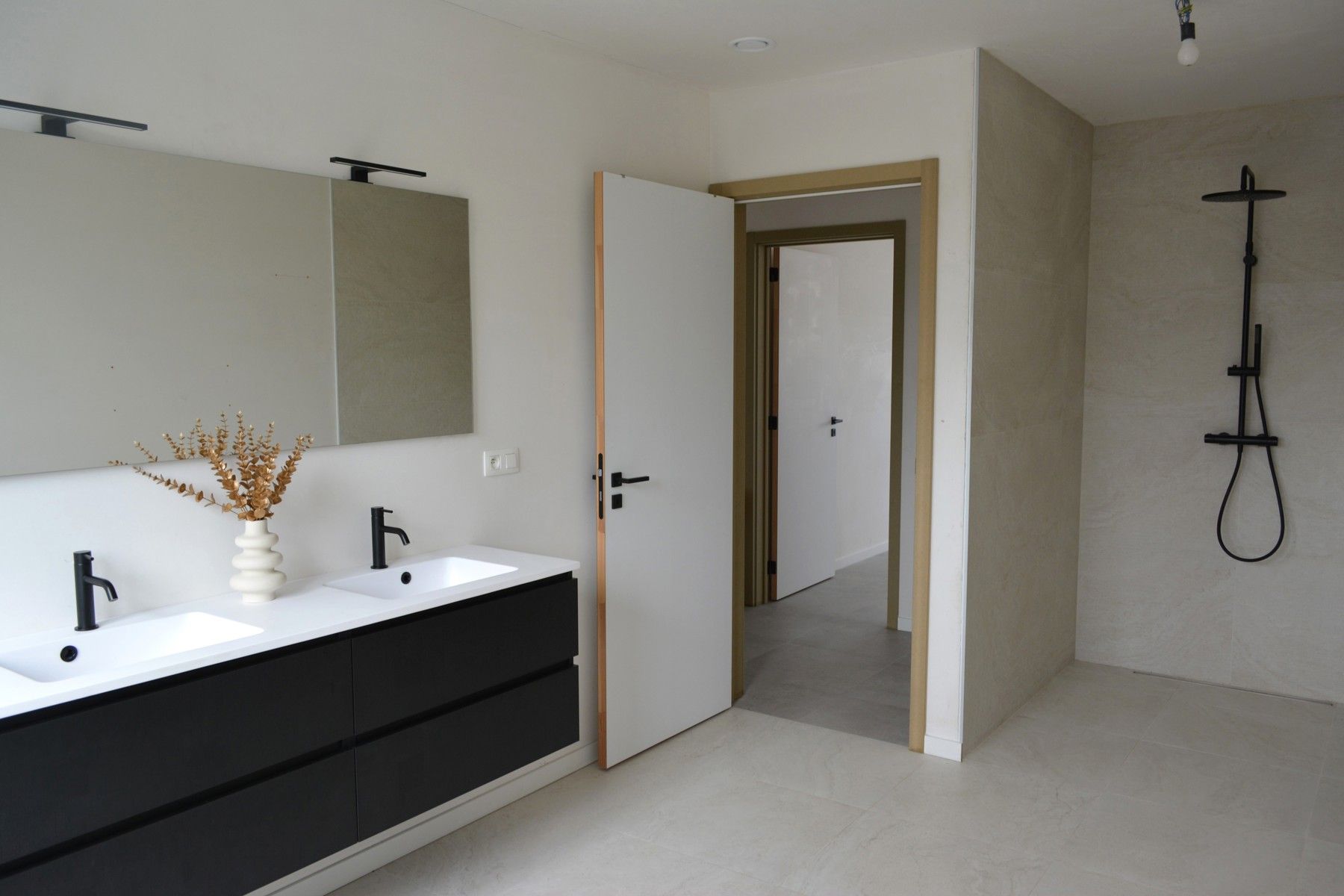 Knappe nieuwbouwwoning met bijgebouw op centrale locatie foto 10