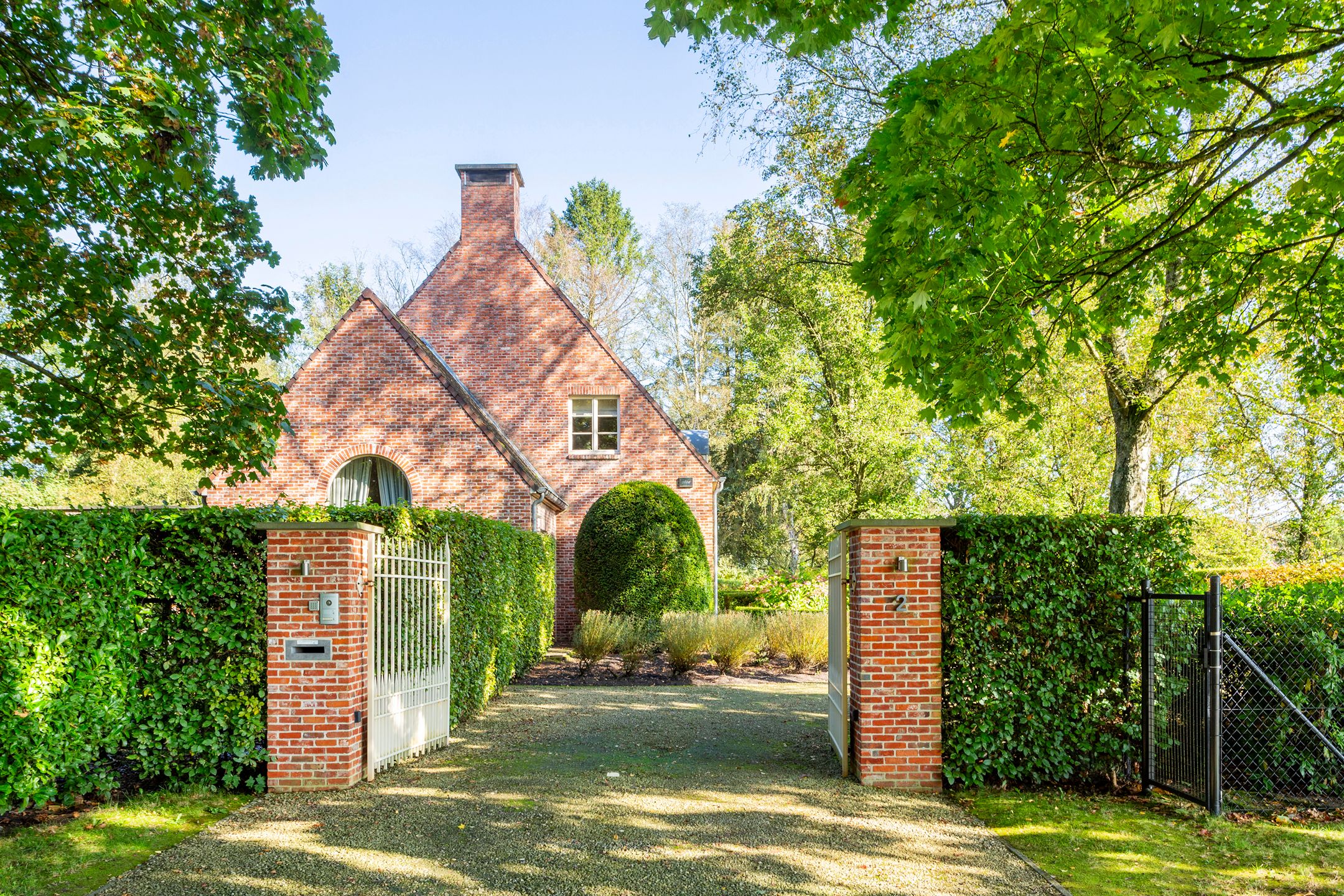 Veelzijdige villa met prachtige tuin. foto {{pictureIndex}}