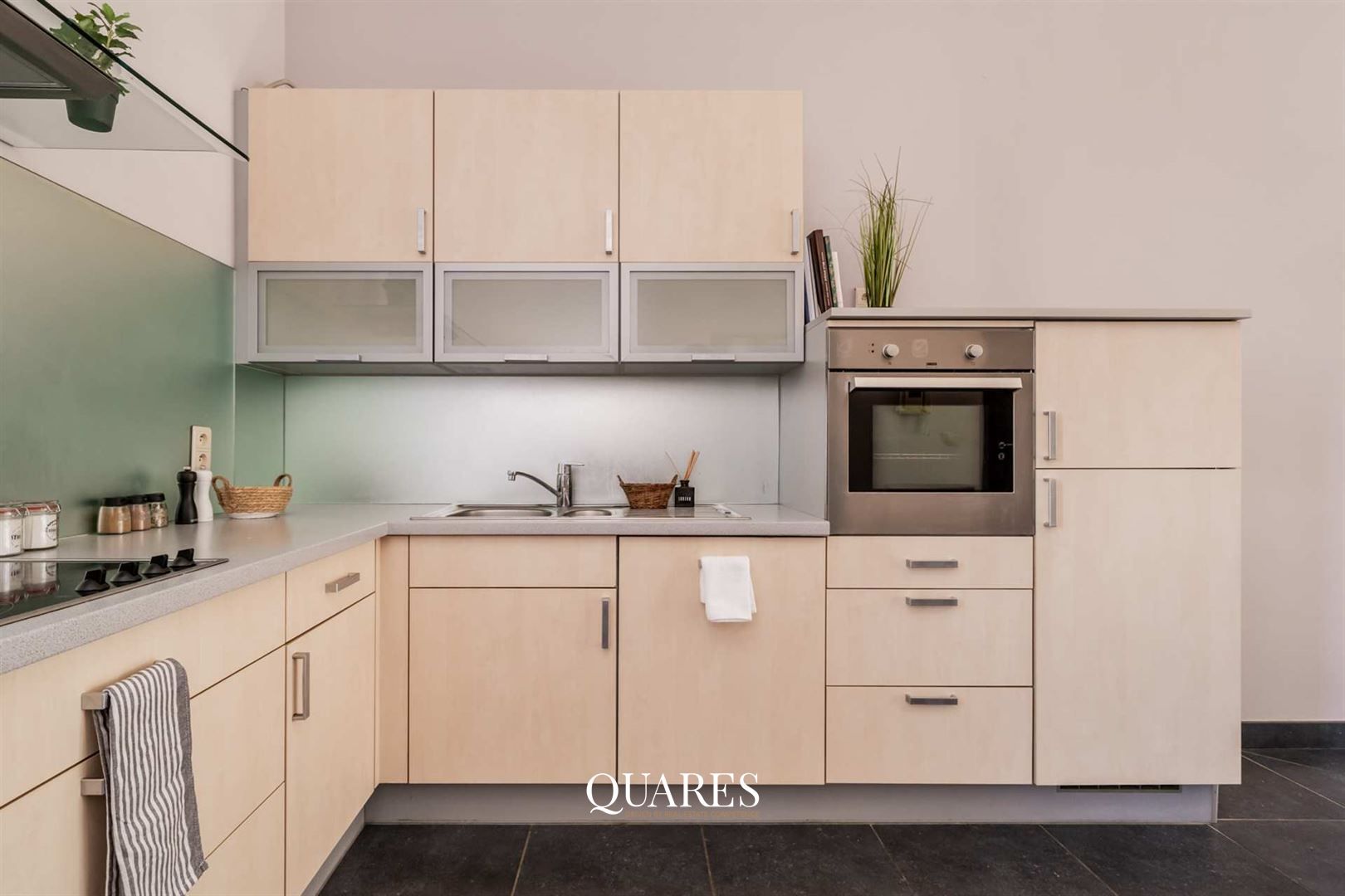 Instapklaar app. met terras in historisch centrum foto 9