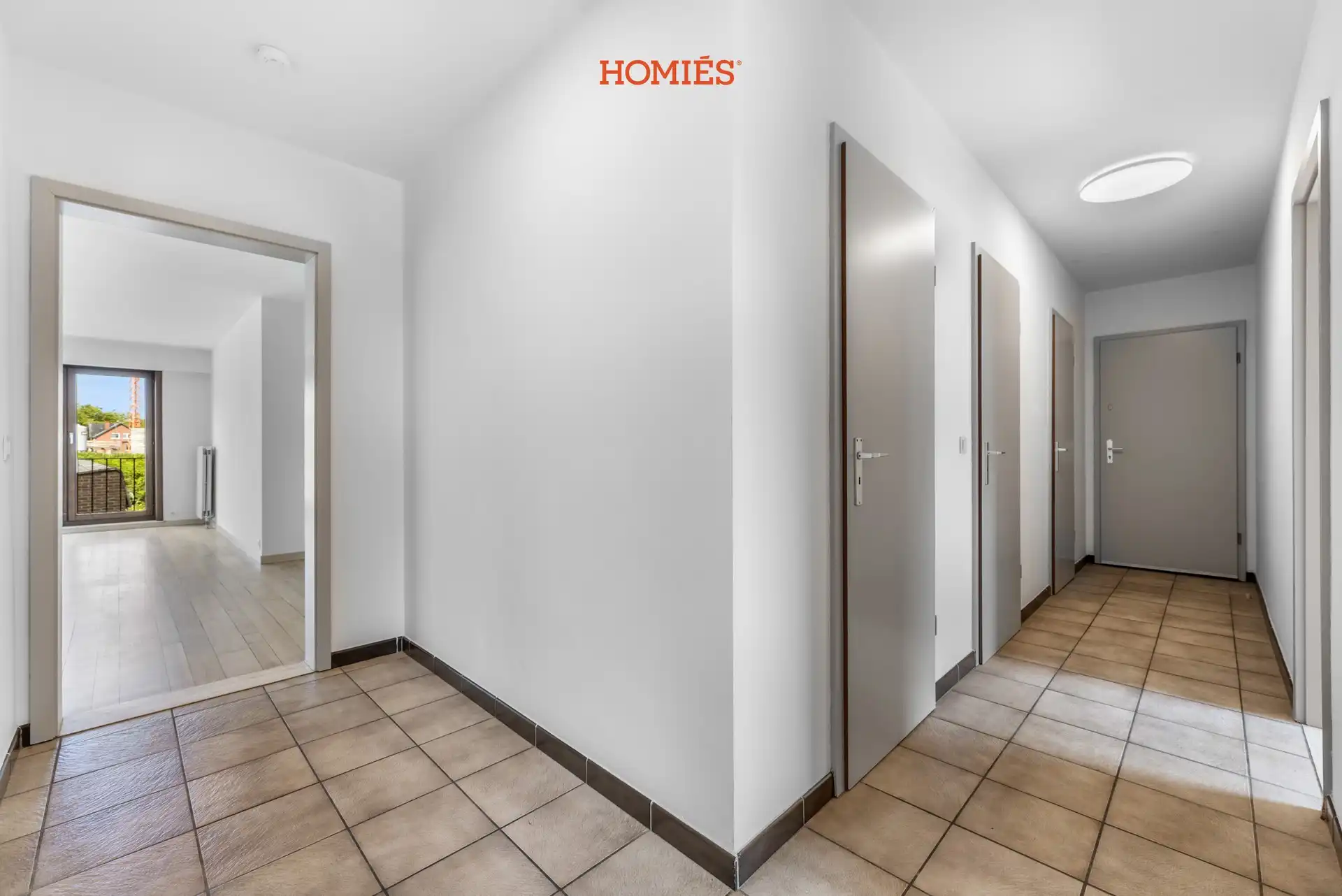 Instapklaar en vernieuwd 2-slaapkamerappartement met garage foto 9