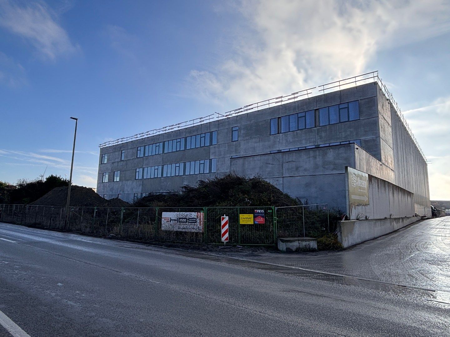 Logistieke bedrijfshal - 4069 m² - met mogelijkheid tot 1200 m² kantoren. Superligging! foto {{pictureIndex}}