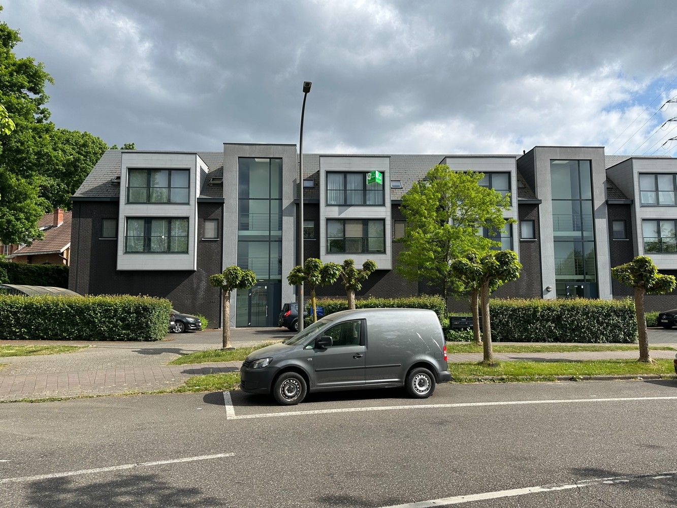Recent appartement met lift en ruim terras op de tweede verdieping op centrale locatie in Wijnegem! foto 2