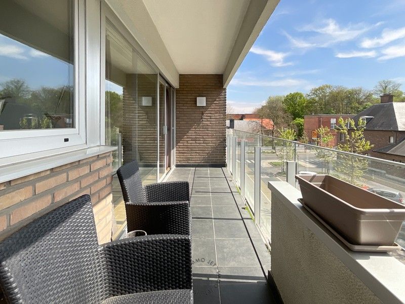 Centraal gelegen appartement met twee slaapkamers en een terras foto 12