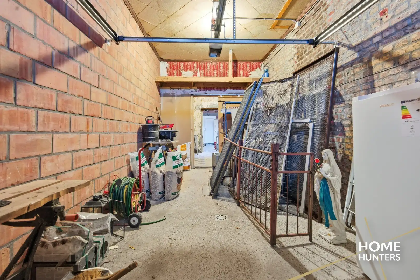Te renoveren woning met 3 slaapkamers en ruime garage in Vlamertinge foto 9
