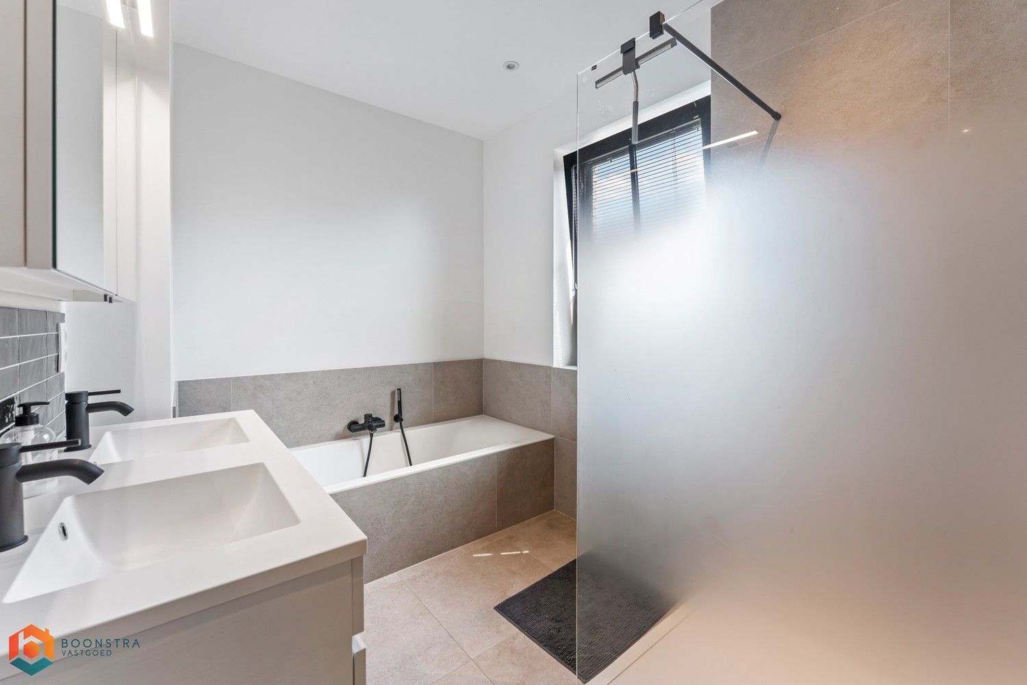 Instapklare woning met 5 slpkrs en tuin te Itegem foto 7