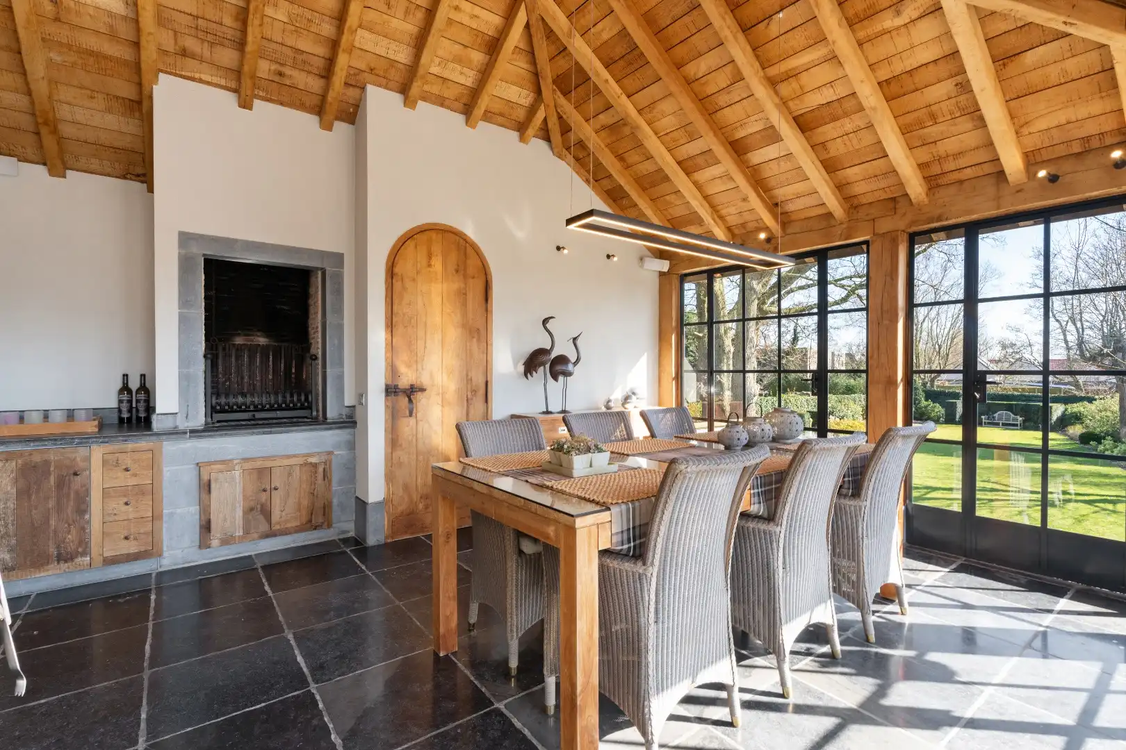 Statige villa gelegen in een rustige wijk in Oostduinkerke foto {{pictureIndex}}