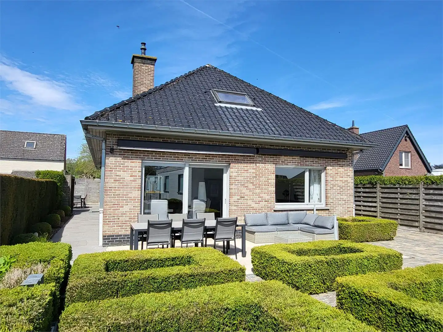 Deze ruime en uitstekend onderhouden villa-bungalow op een perceel van 1.264 m² combineert comfort, functionaliteit en een aangename woonbeleving met een zuidgericht terras en een prachtig aangelegde tuin met zwembad en badhuis. foto 34