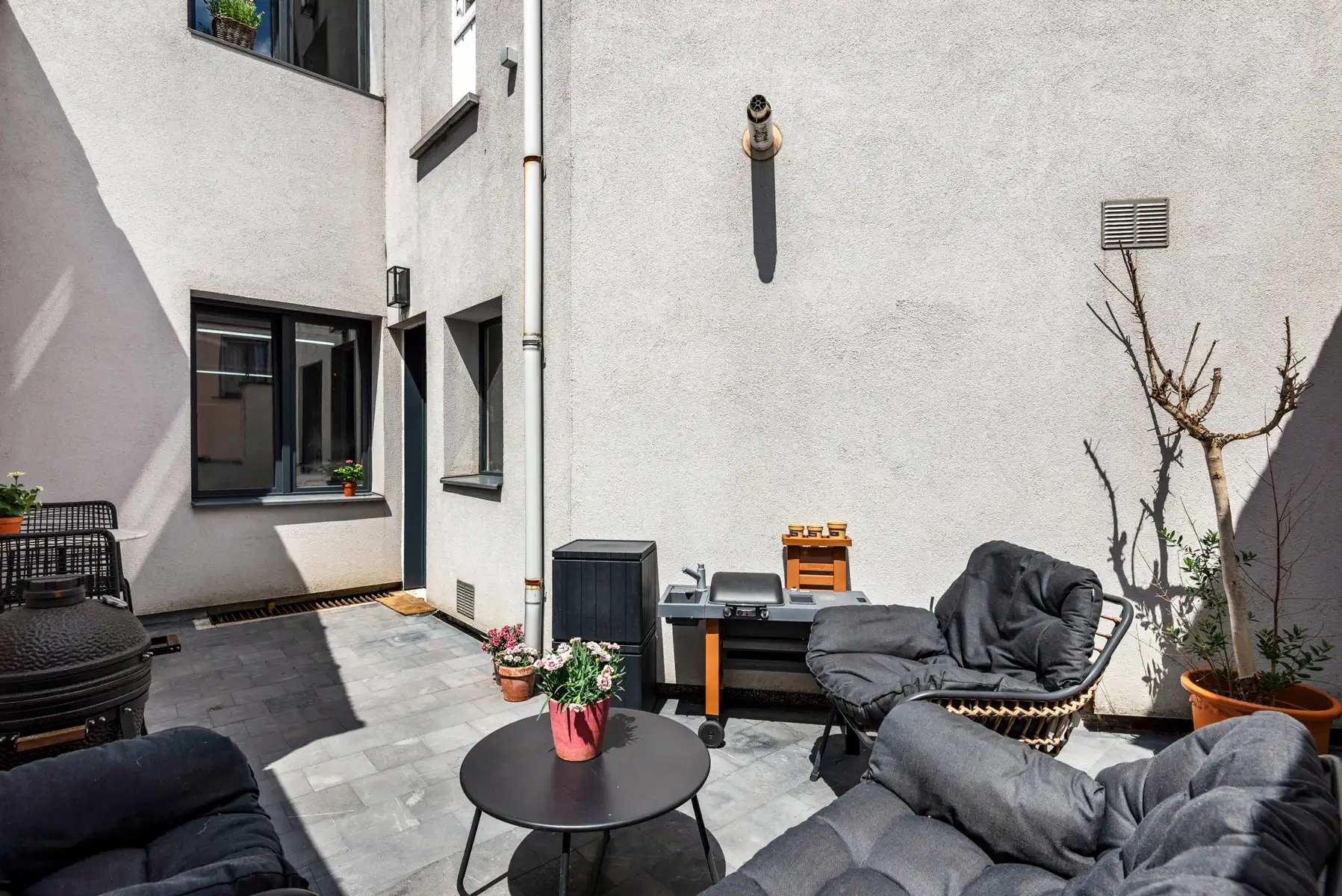 Een verrassend ruime woning met garage en zonnige koer foto 8