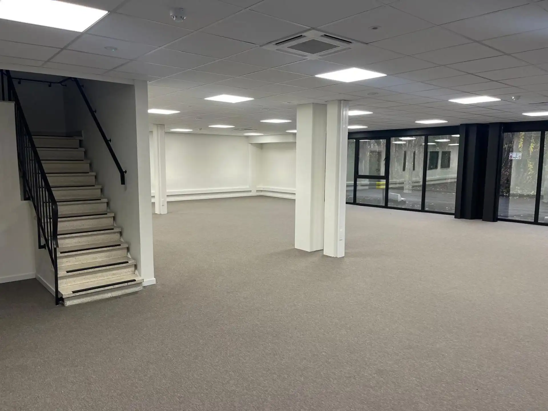 Haven magazijn 1.863m² met 561m² modern kantoor foto 7