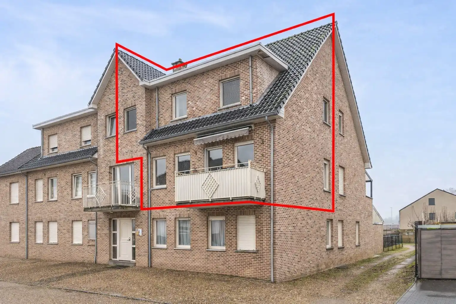 Ruim energiezuinig duplexappartement (146 m²) -  kwaliteitslabel B -  3 slaapkamers, terras en private buitenparking. foto {{pictureIndex}}