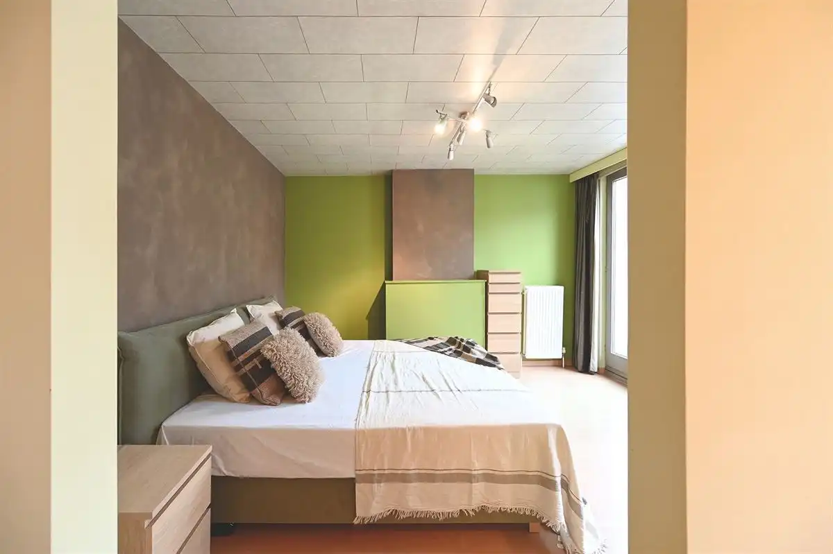 Mooie en gerenoveerde woning in populaire straat te Borgerhout foto 13