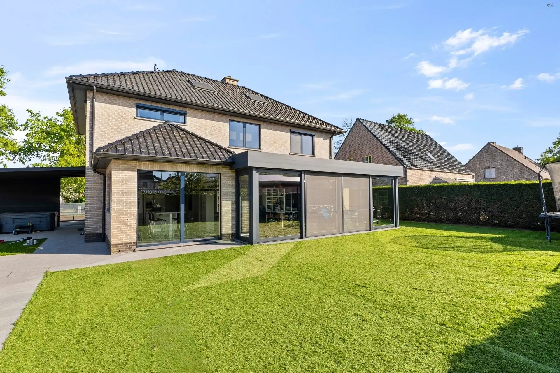 open bebouwing met onderhoudsvriendelijke tuin foto {{pictureIndex}}