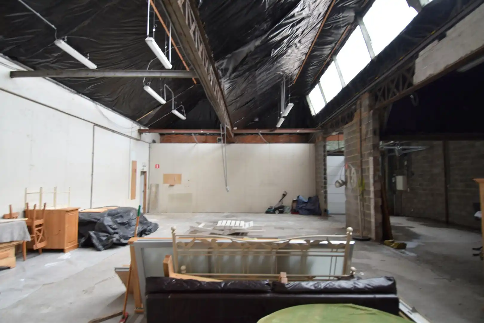 Te renoveren loods met burelen en toonzaal te Marke foto 3