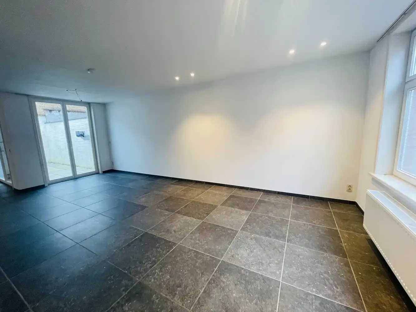 Brugge centrum,STARTPRIJS  Instapklaar degelijk gerenoveerd energiezuinig  lichtrijk woonhuis 3 SLPKS+Koer OPENHUIS&nbsp; ZATERDAG&nbsp; &nbsp; &nbsp;25 APRIL&nbsp; van 11 H tot 12 H&nbsp; &nbsp;U bent&nbsp; WELKOM foto {{pictureIndex}}