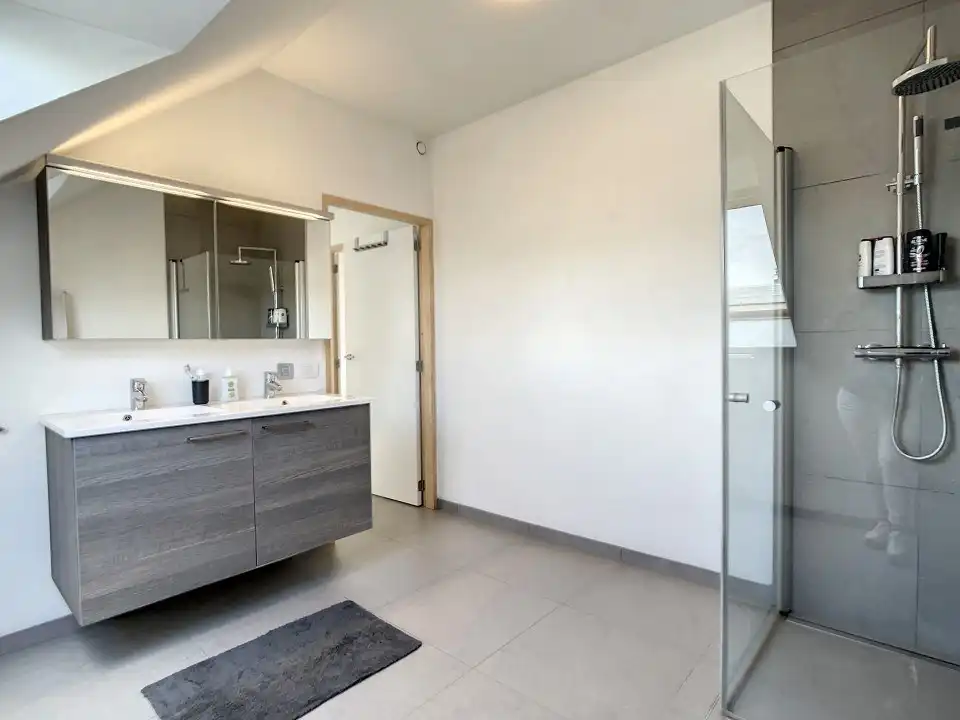 Appartement met 3 slaapkamers in centrum Oostnieuwkerke foto 5
