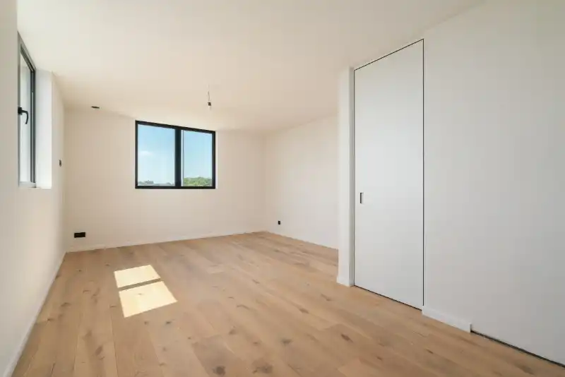 Exclusieve NIEUWBOUW DRIE-GEVELVILLA afgewerkt in duurzame materialen,  3-4 slaapkamers met dressingruimte, domotica en overal massieve eikparket. foto 9