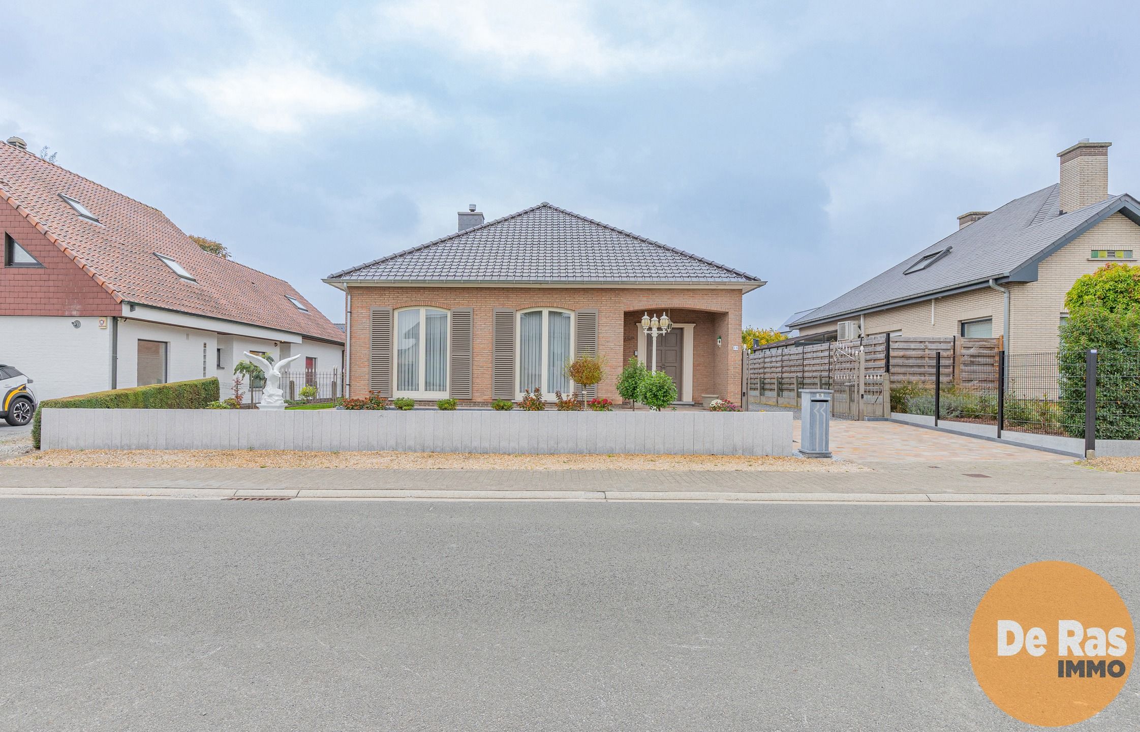 HILLEGEM - Mooie bungalow in rustige woonwijk op toplocatie foto 2