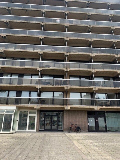 Ruim bemeubelde studio te koop in residentie Hypos II, Oostende foto {{pictureIndex}}
