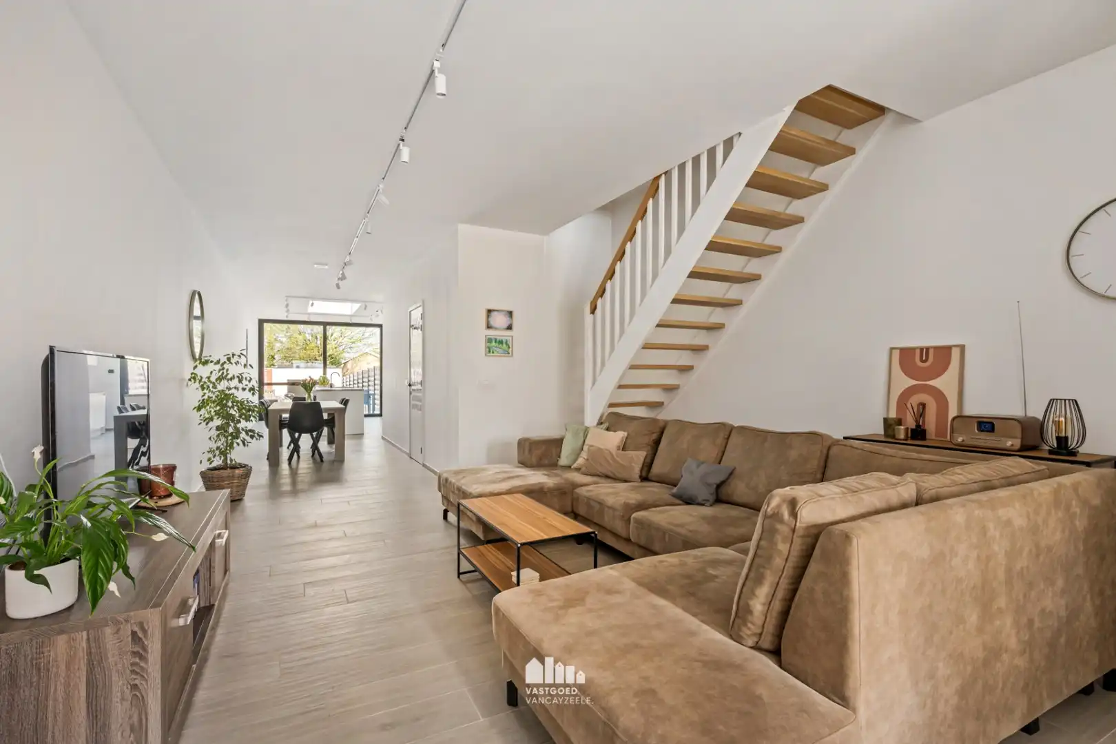 Volledig gerenoveerde woning met 5 slaapkamers, zonnige tuin en garage foto 7