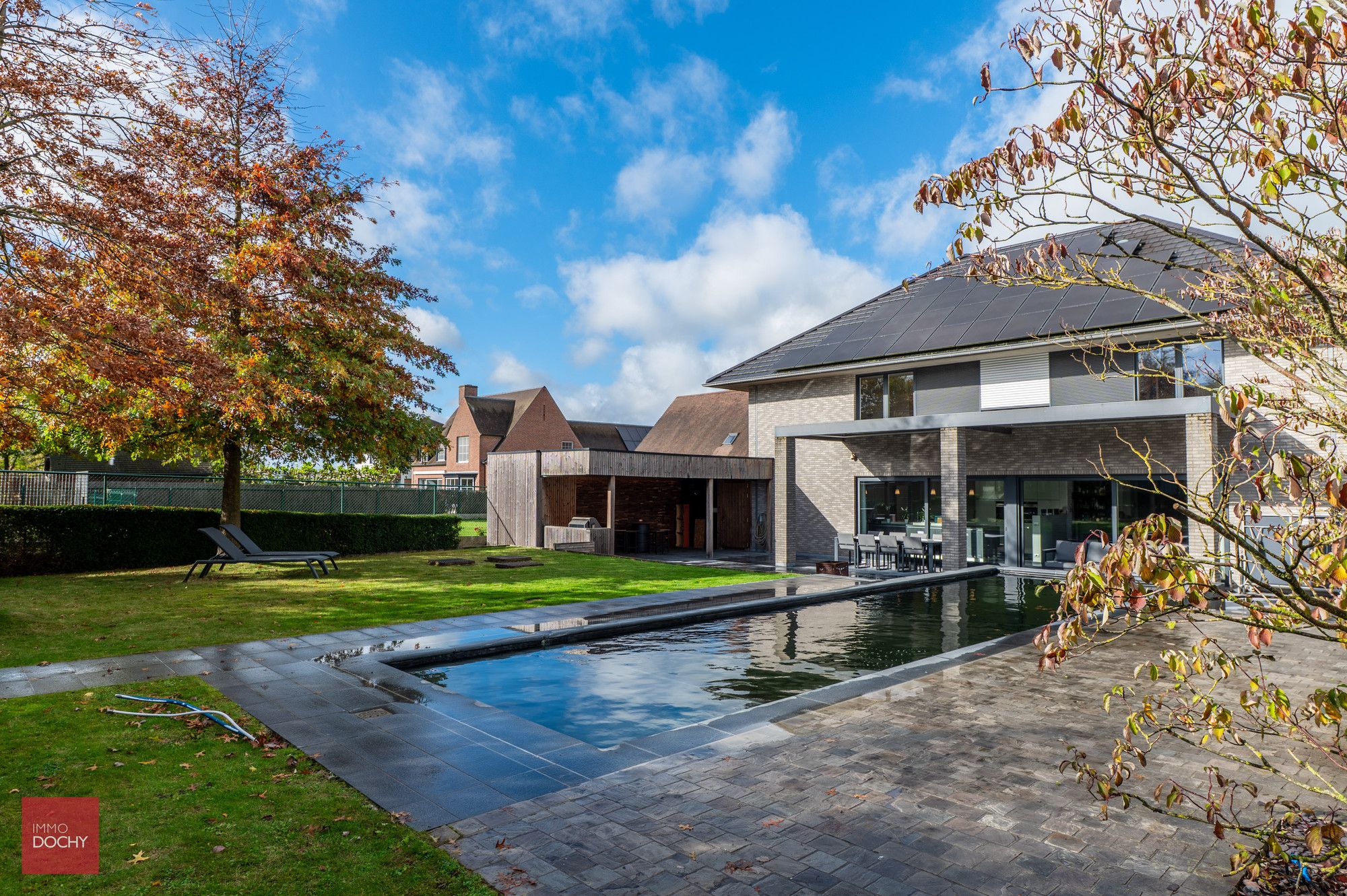 Recente en energiezuinige villa op een perceel van 1.688 m², gebouwd in 2011. foto {{pictureIndex}}