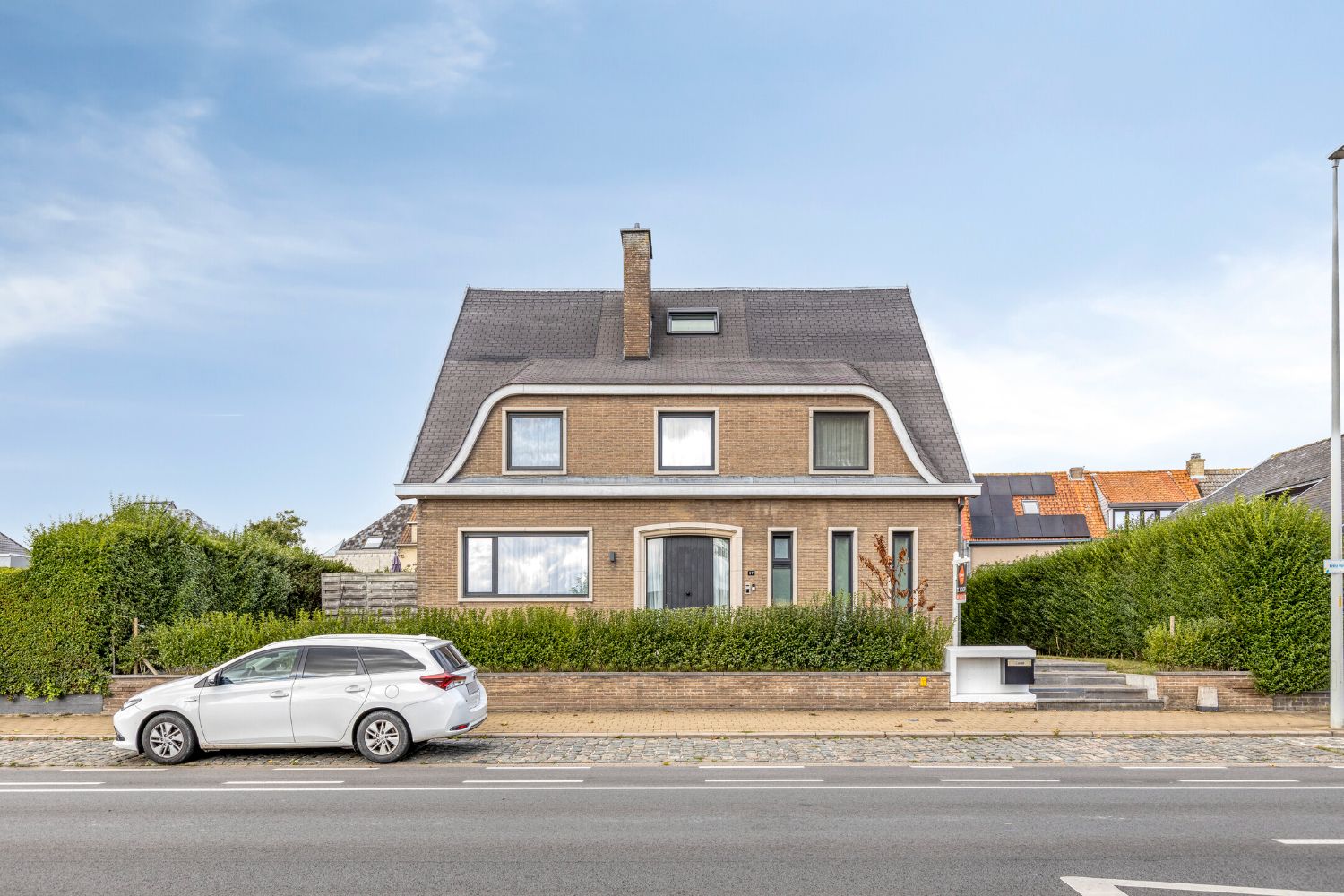 Karaktervolle gerenoveerde statige villa nabij Spuikom te koop foto {{pictureIndex}}