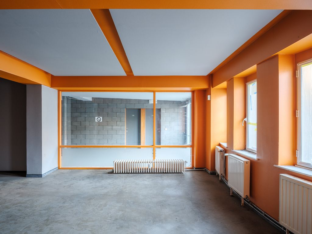 Handelsruimte met groot volume op wandelatsand van het station Gent-Sint-Pieters foto 6