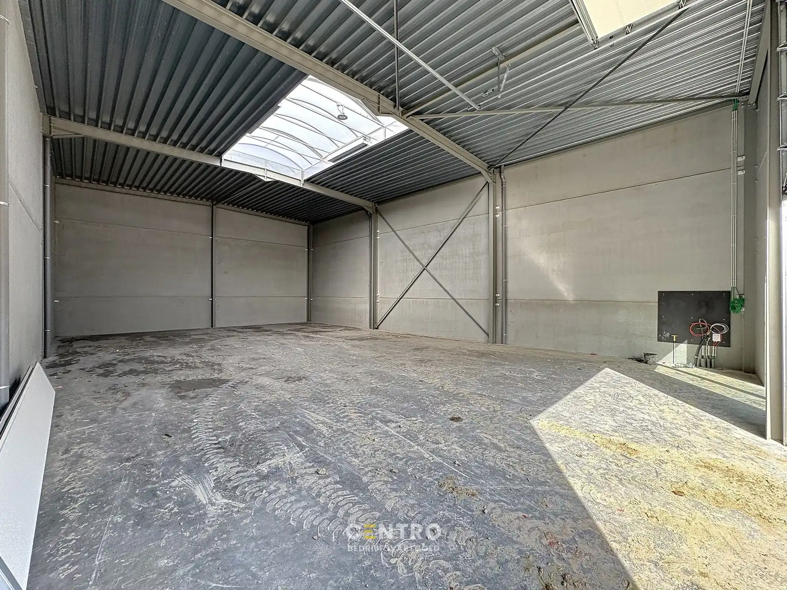 NB MAGAZIJN (167m²) inclusief 1 private PARKEERPLAATS op industriezone "Schatting" te Zedelgem foto 2