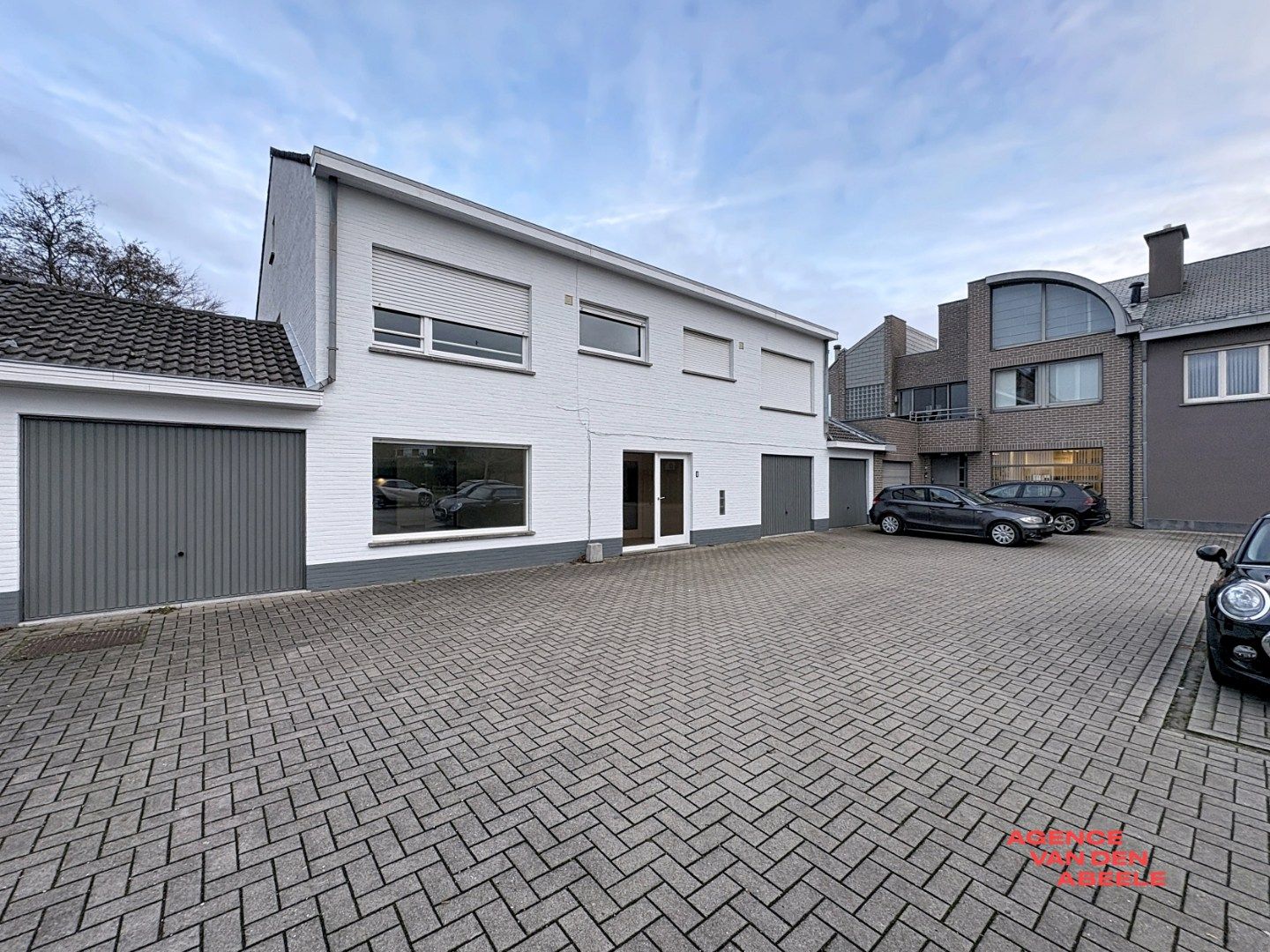 Gelijkvloers appartement met 2 slaapkamers, ruime garage en tuin foto {{pictureIndex}}