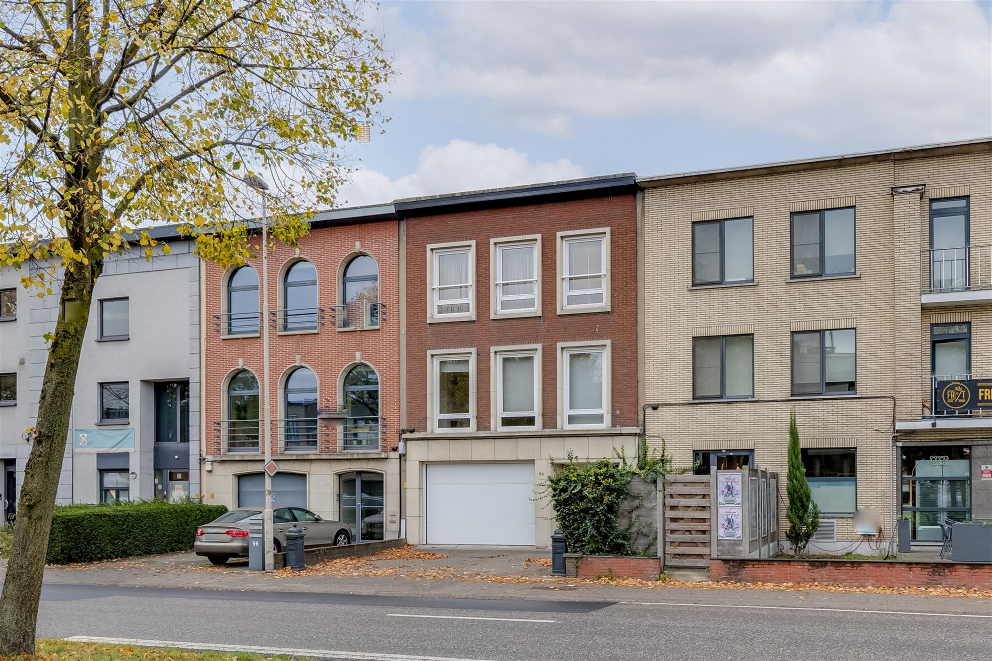 Gerenoveerd opbrengsteigendom met twee appartementen te koop foto {{pictureIndex}}