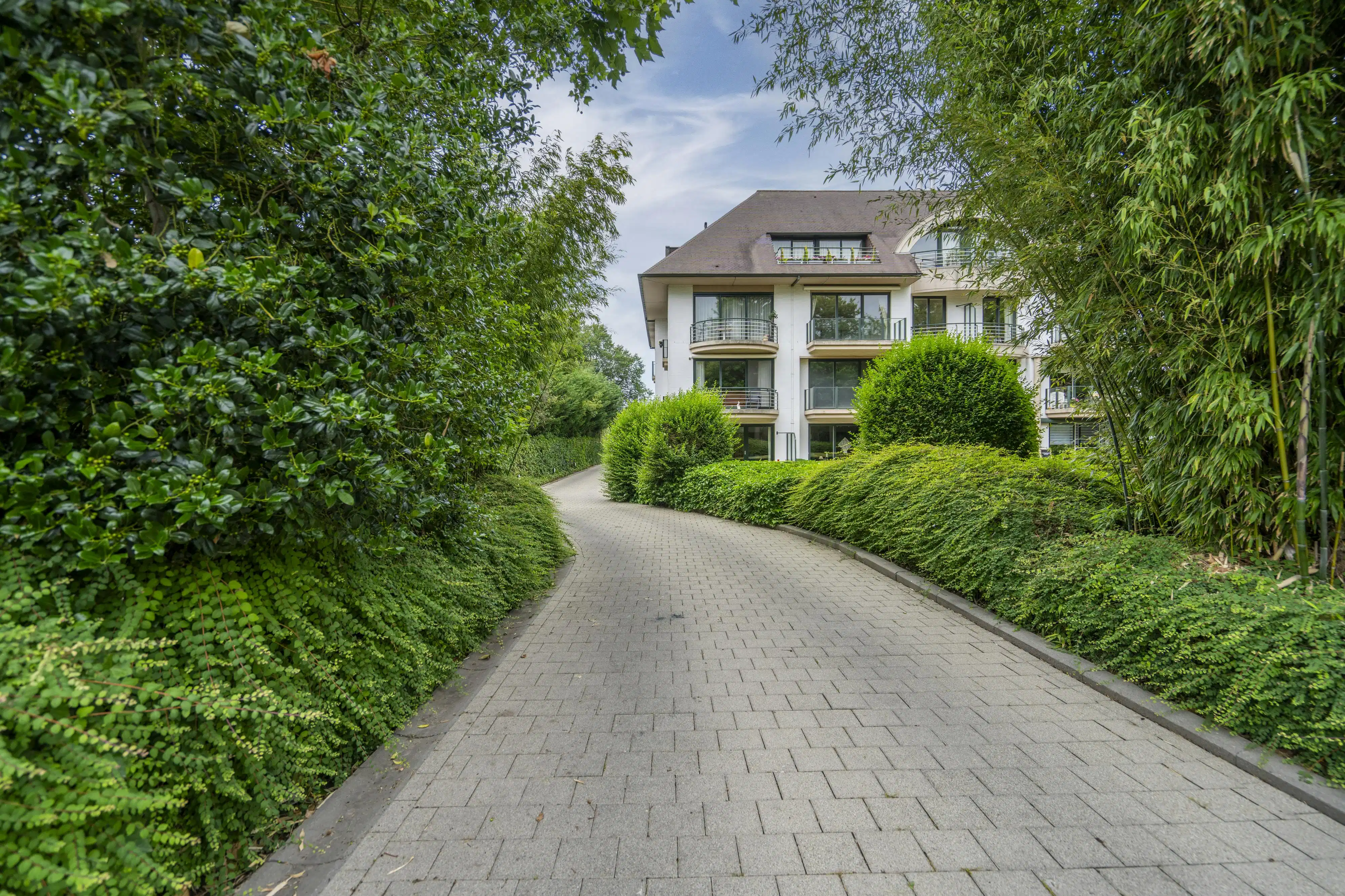 Ruim en lichtrijk appartement te koop nabij centrum Kortrijk foto {{pictureIndex}}