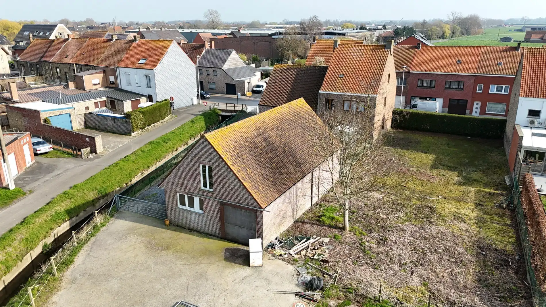 Alleenstaande woning met naastliggend stuk bouwgrond en weide te Eernegem foto 6