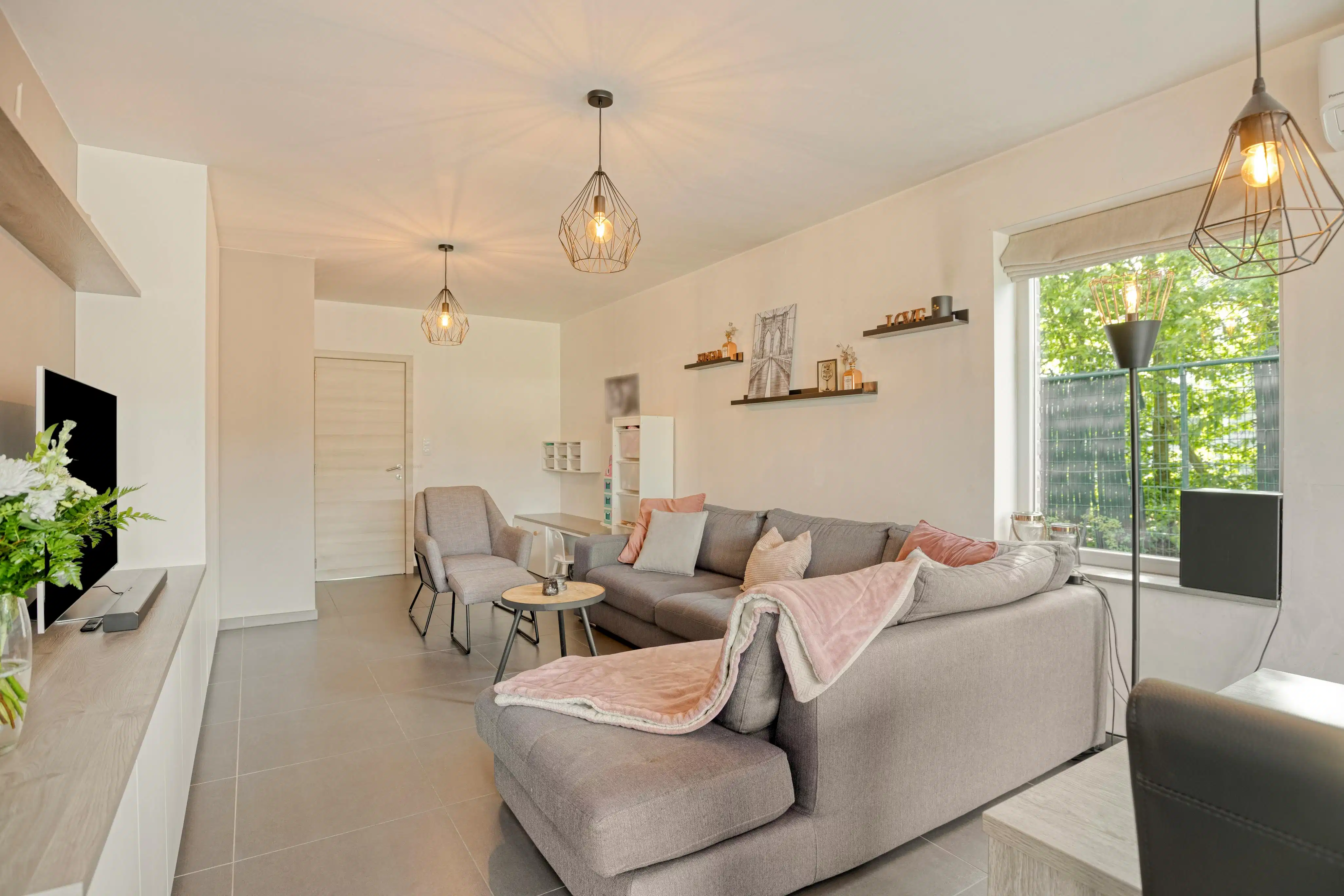 Halfopen huis te koop in Ieper met 3 kamers, garage en tuin foto 4