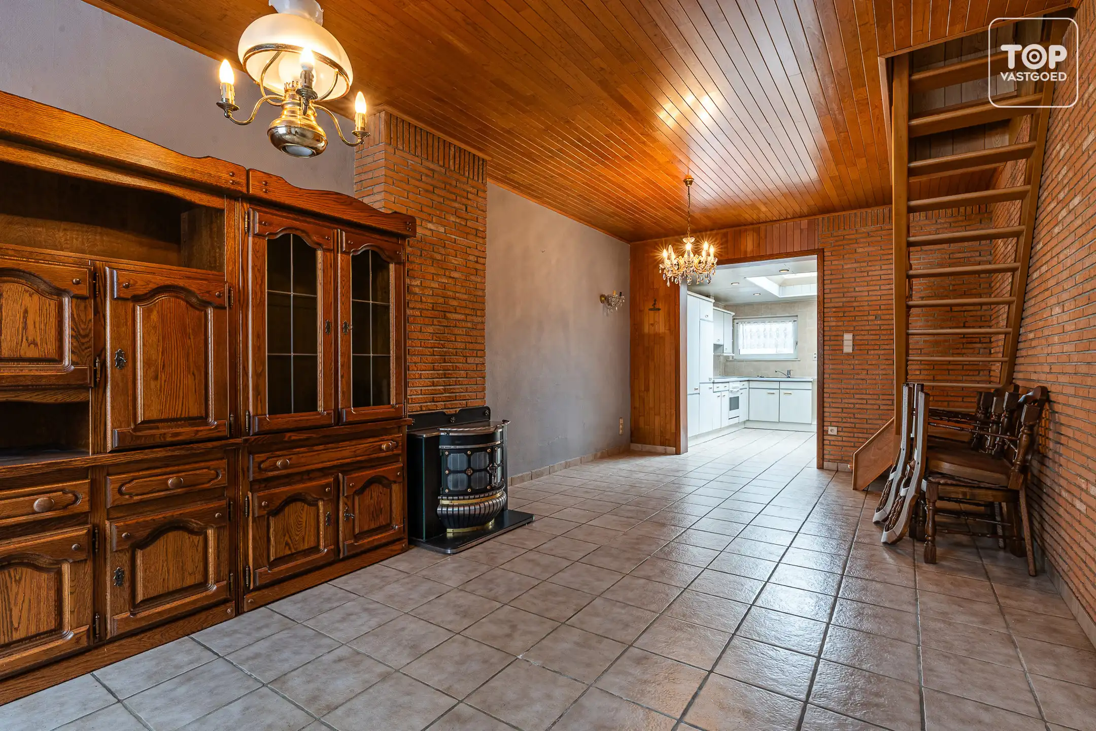 Woning met 2 slaapkamers, zolder en buitenkoer op een steenworp van het historisch centrum.  foto 4