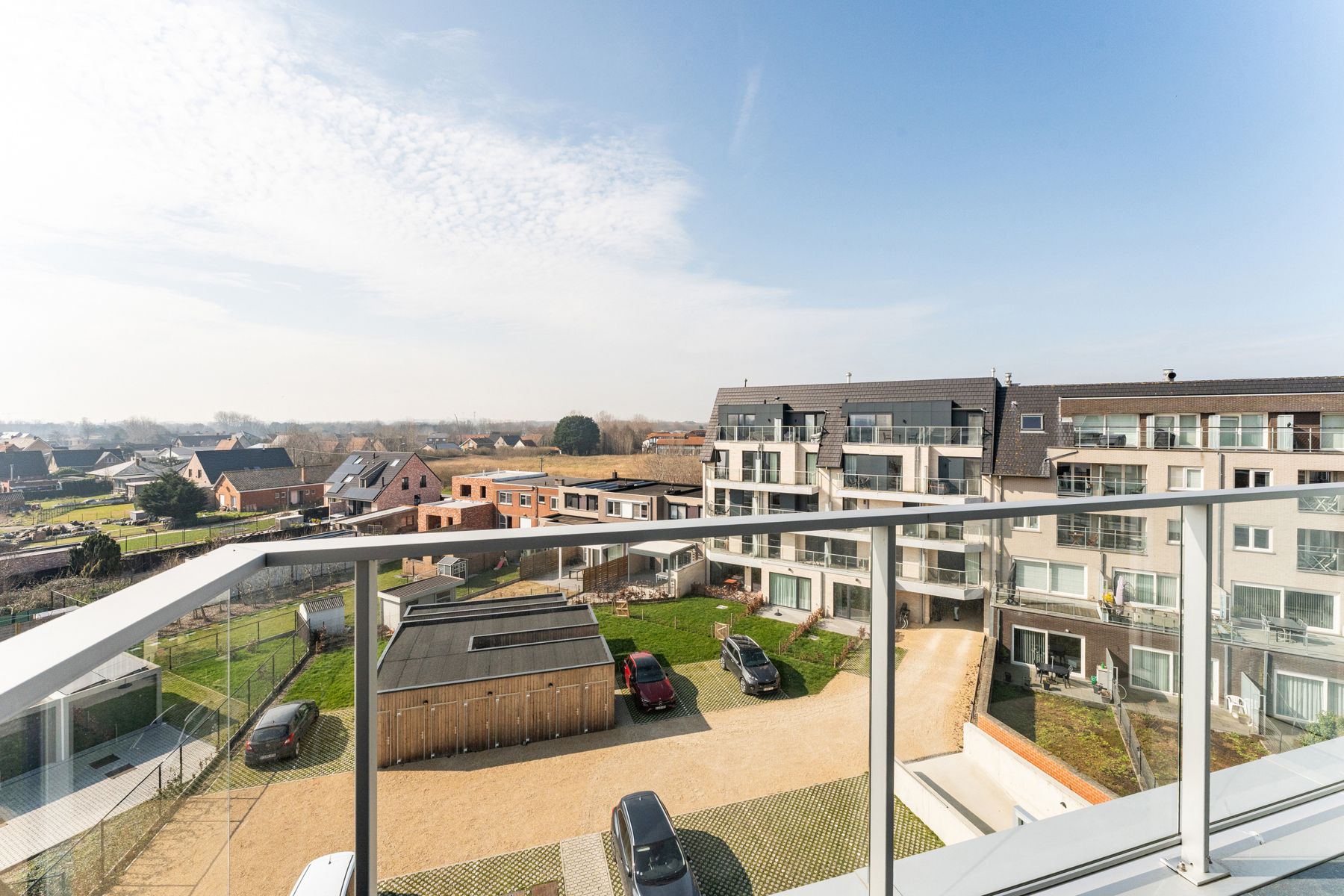 Recent appartement met autostaanplaats en berging foto 20