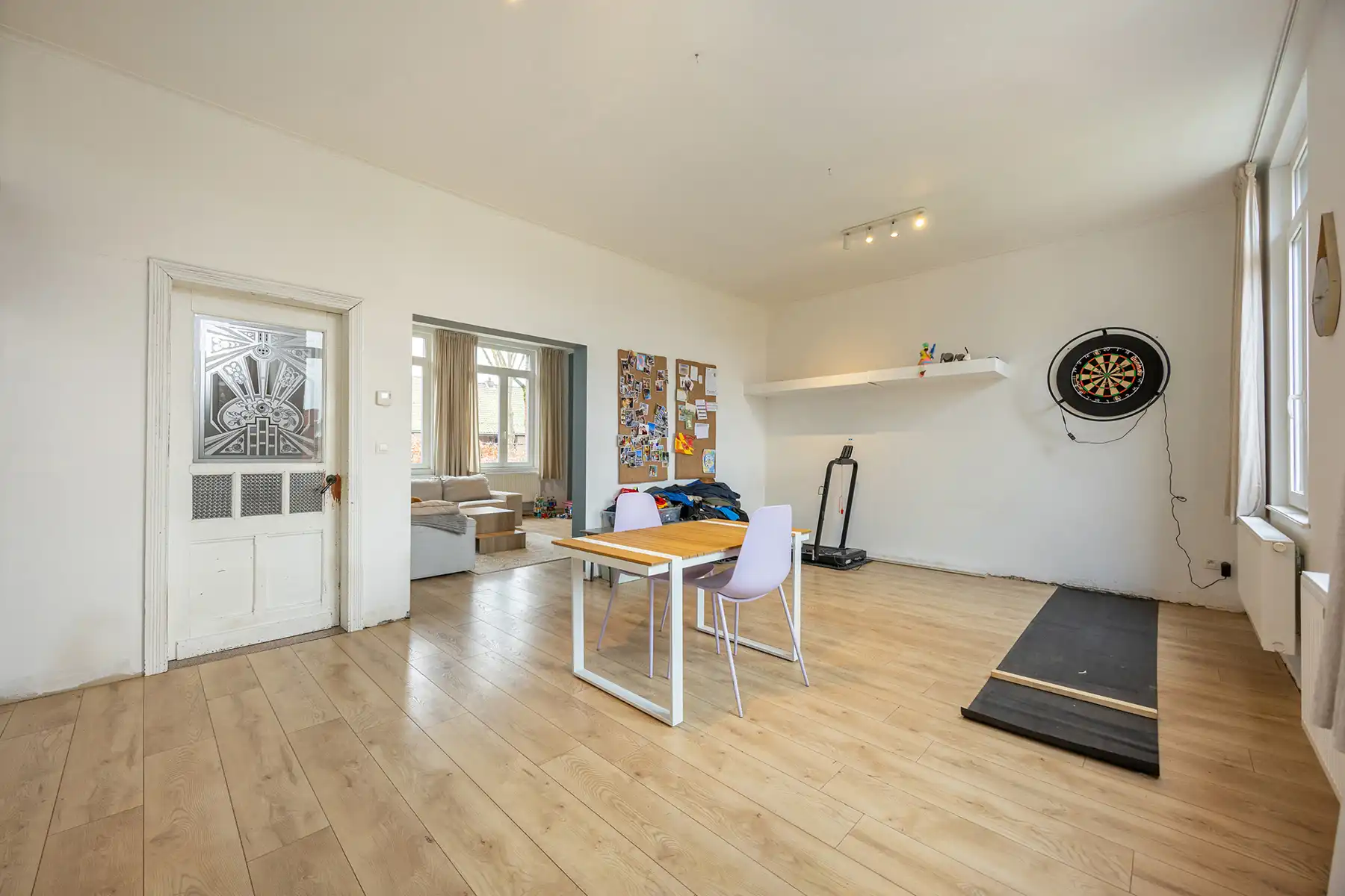 Ruime gezinswoning met tuin en 4 slaapkamers. foto 3