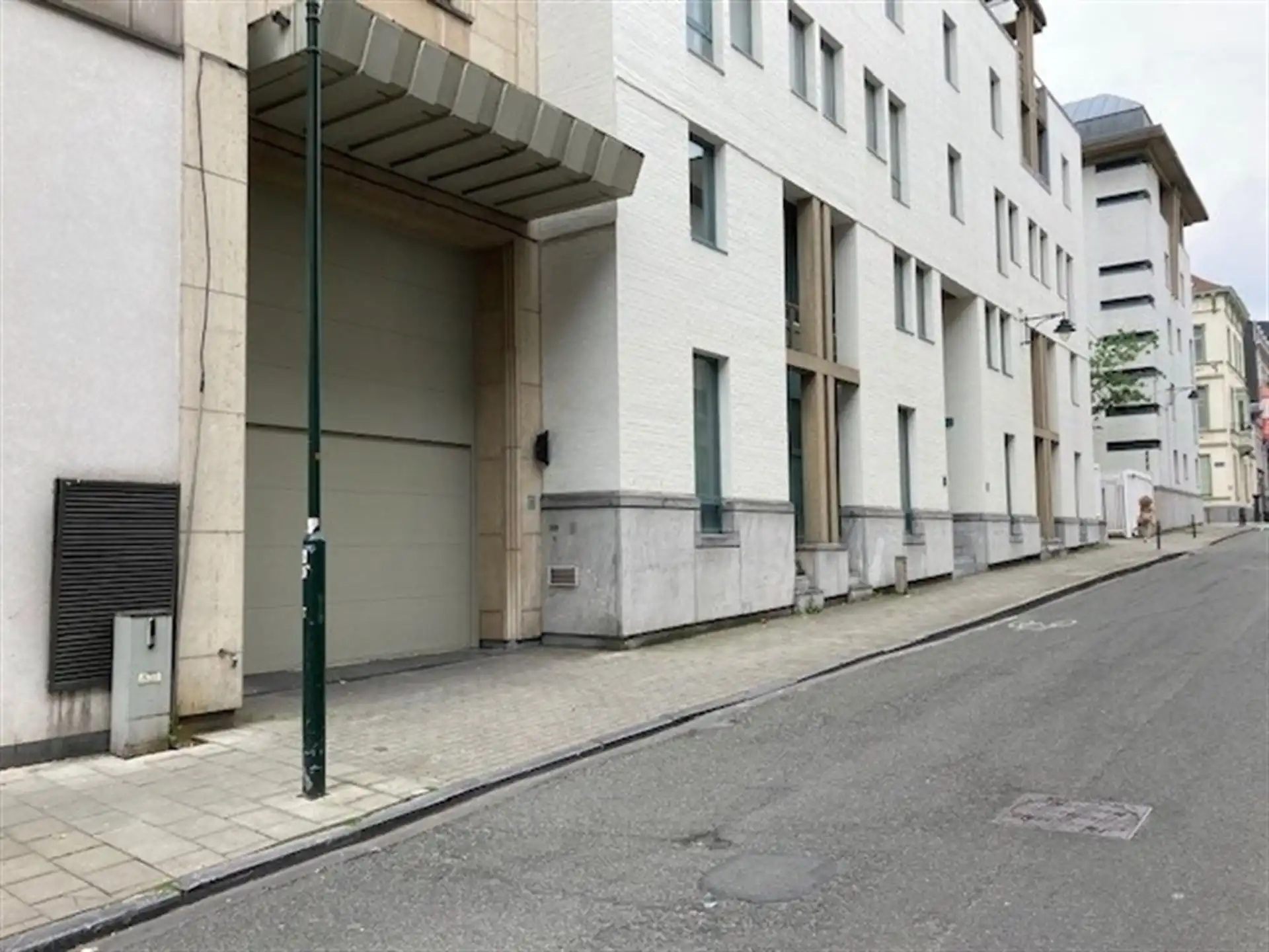 Ruime parkeerplaats kortbij de Europese instellingen       foto 7